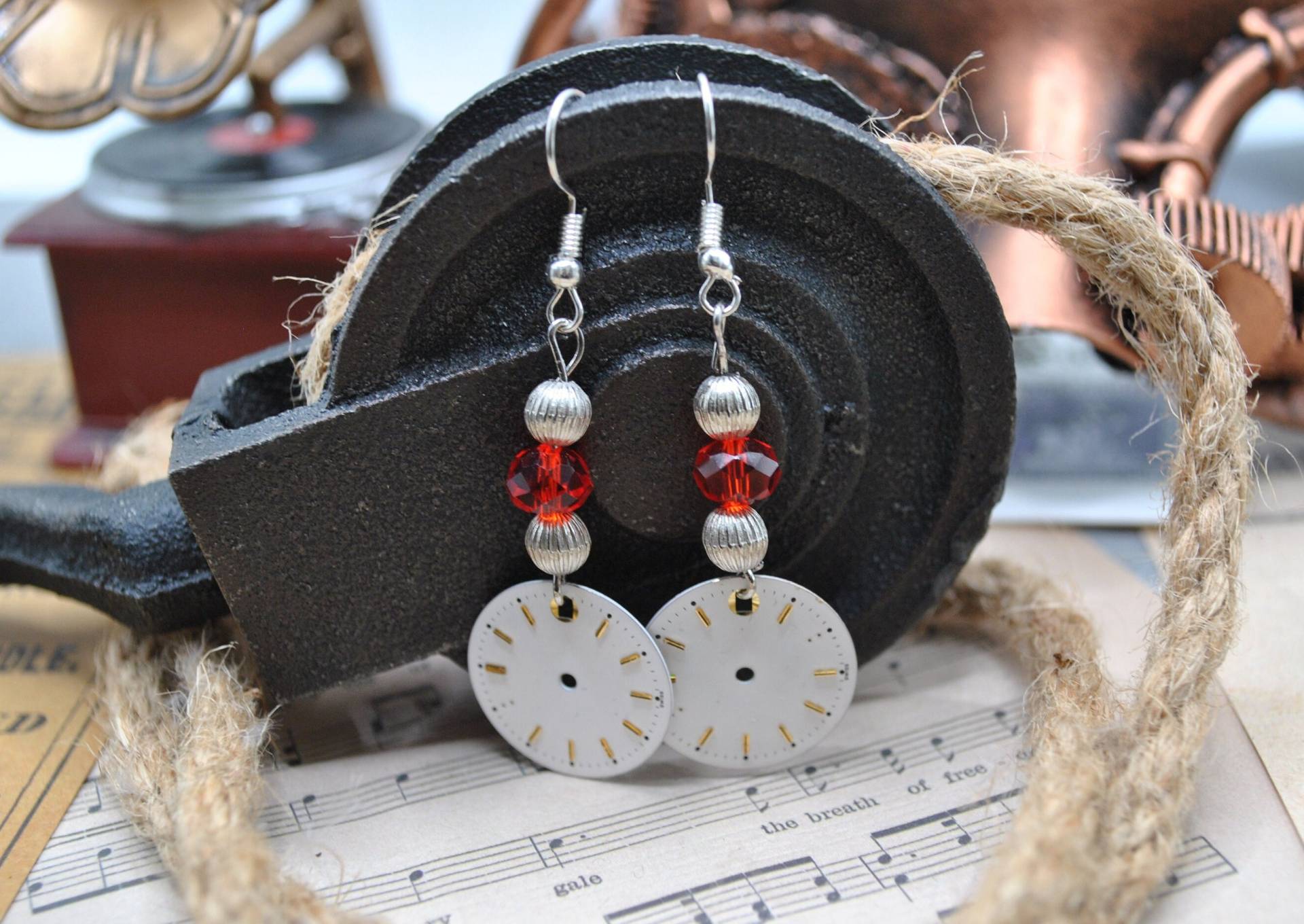 steampunk Ohrhänger Mit Ziffernblatt Und Roter Perle, Unikat Schmuck Zertifikat steampunk Ohrhänger Mit Ziffernblatt Und Roter Perle, Unikat Schmuck Zertifikat von CorvusLuna