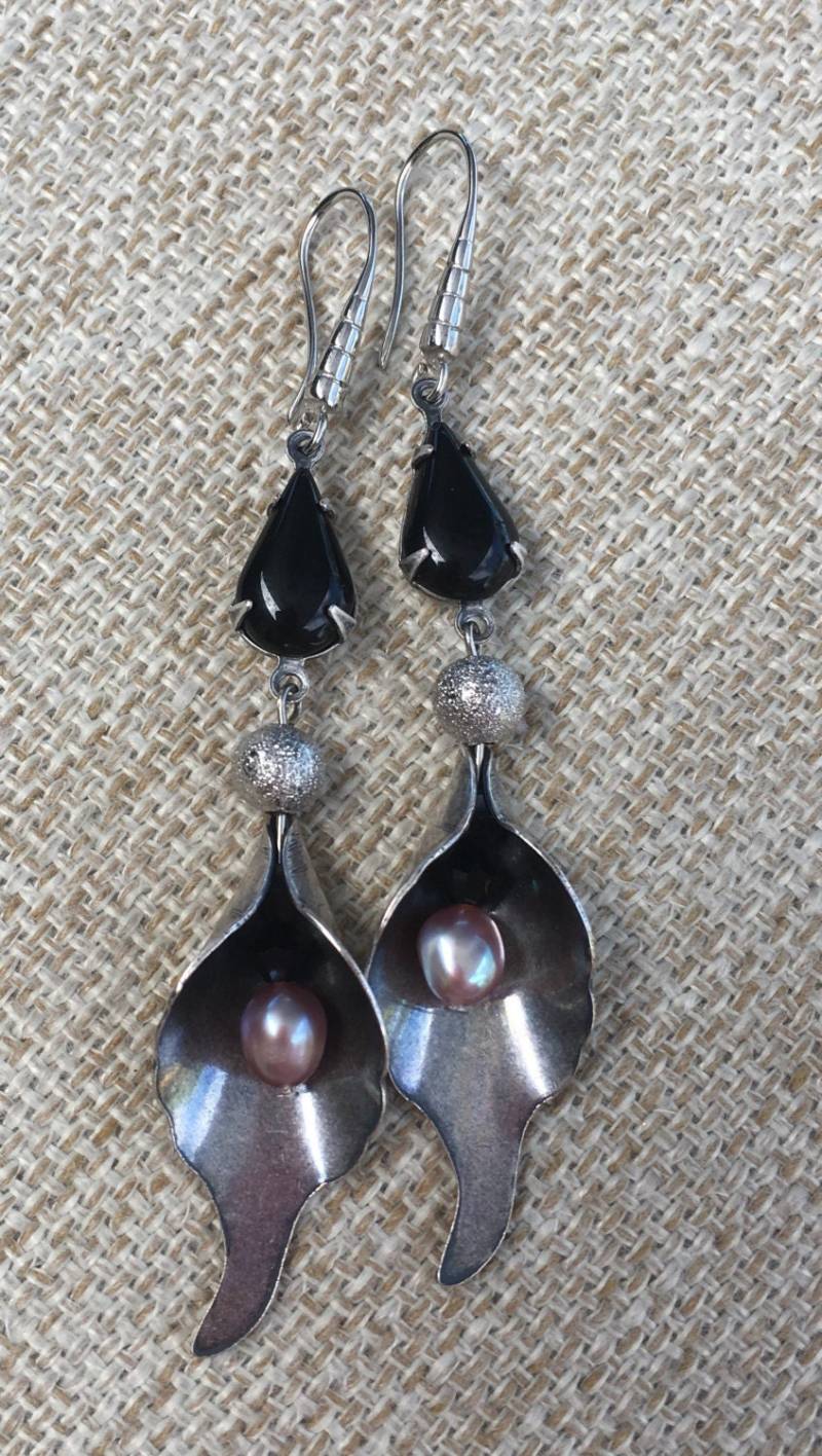Calla Lilie Ohrringe Mit Süßwasserperlen Und Strass Tropfen Calla Lilie Ohrringe Mit Süßwasserperlen Und Strass Tropfen von CosaPreciosa