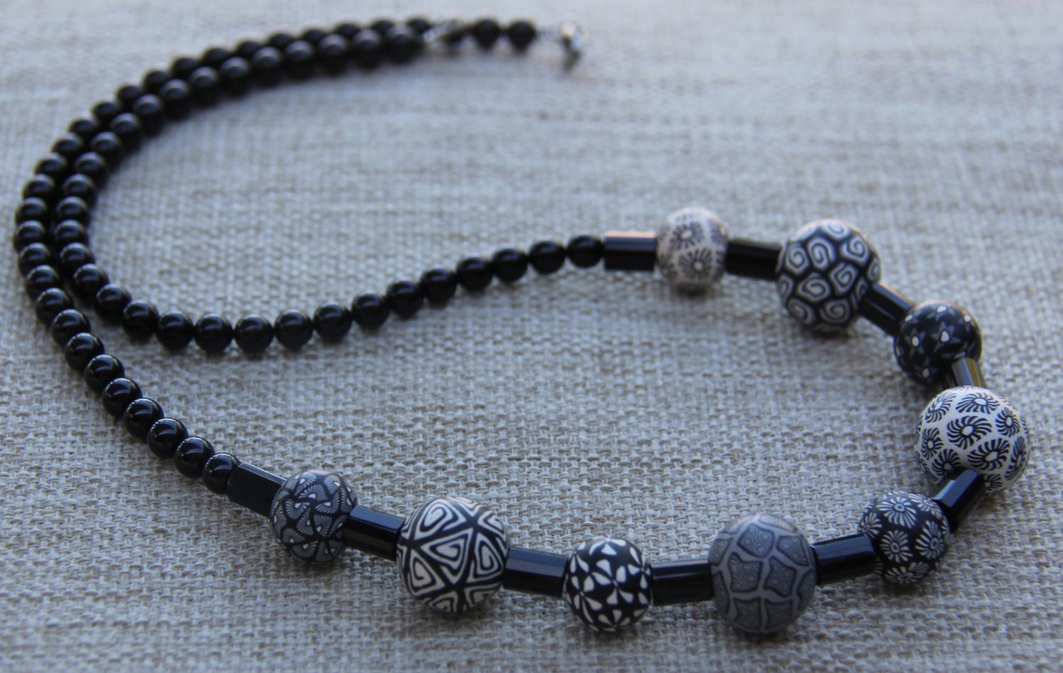 Einzigartige Onyx Swarovski Perle Schwarz Weiß Halskette Aus Fimo Samunnat Einzigartige Onyx Swarovski Perle Schwarz Weiß Halskette Aus Fimo Samunnat von CosaPreciosa