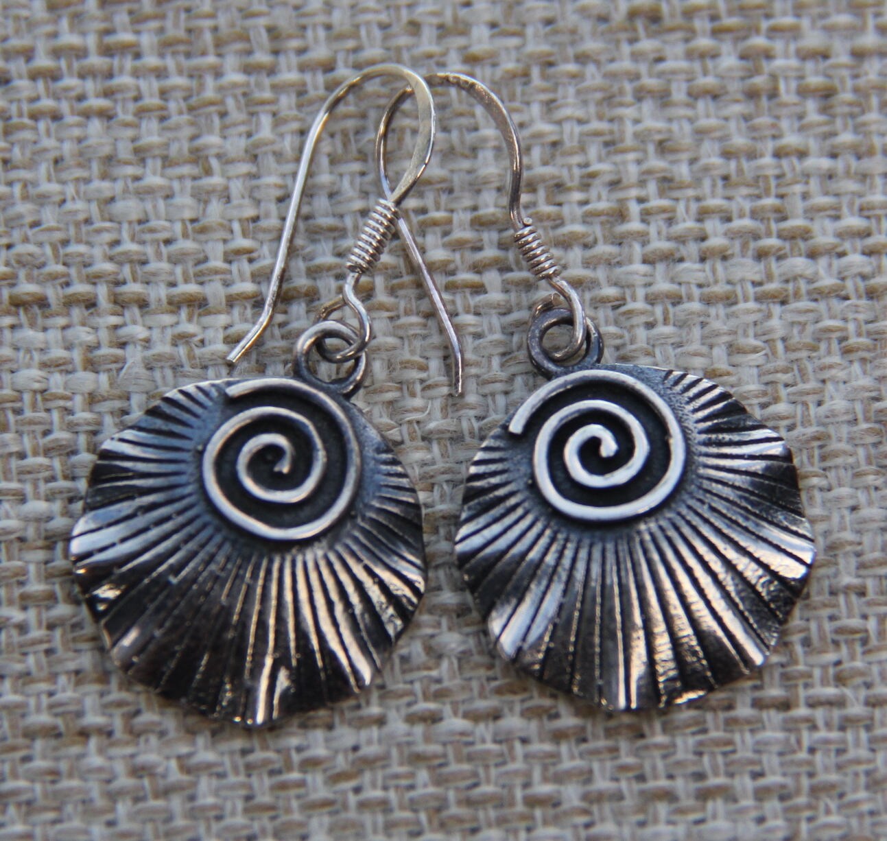 Oxidiertes Sterlingsilber Spirale Seashell-Ohrringe Oxidiertes Sterlingsilber Spirale Seashell-Ohrringe von CosaPreciosa
