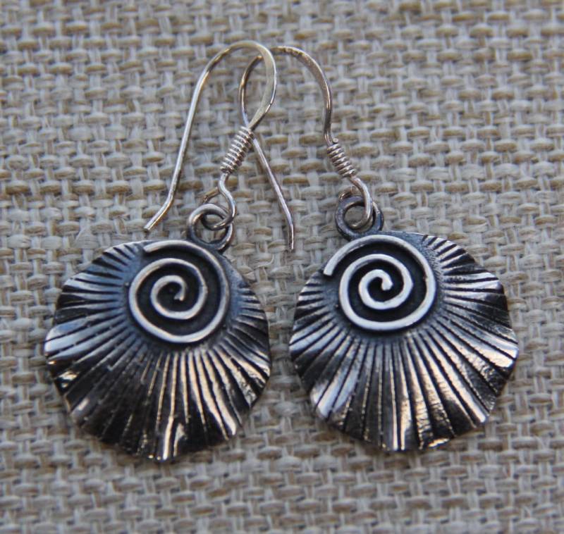 Oxidiertes Sterlingsilber Spirale Seashell-Ohrringe von CosaPreciosa