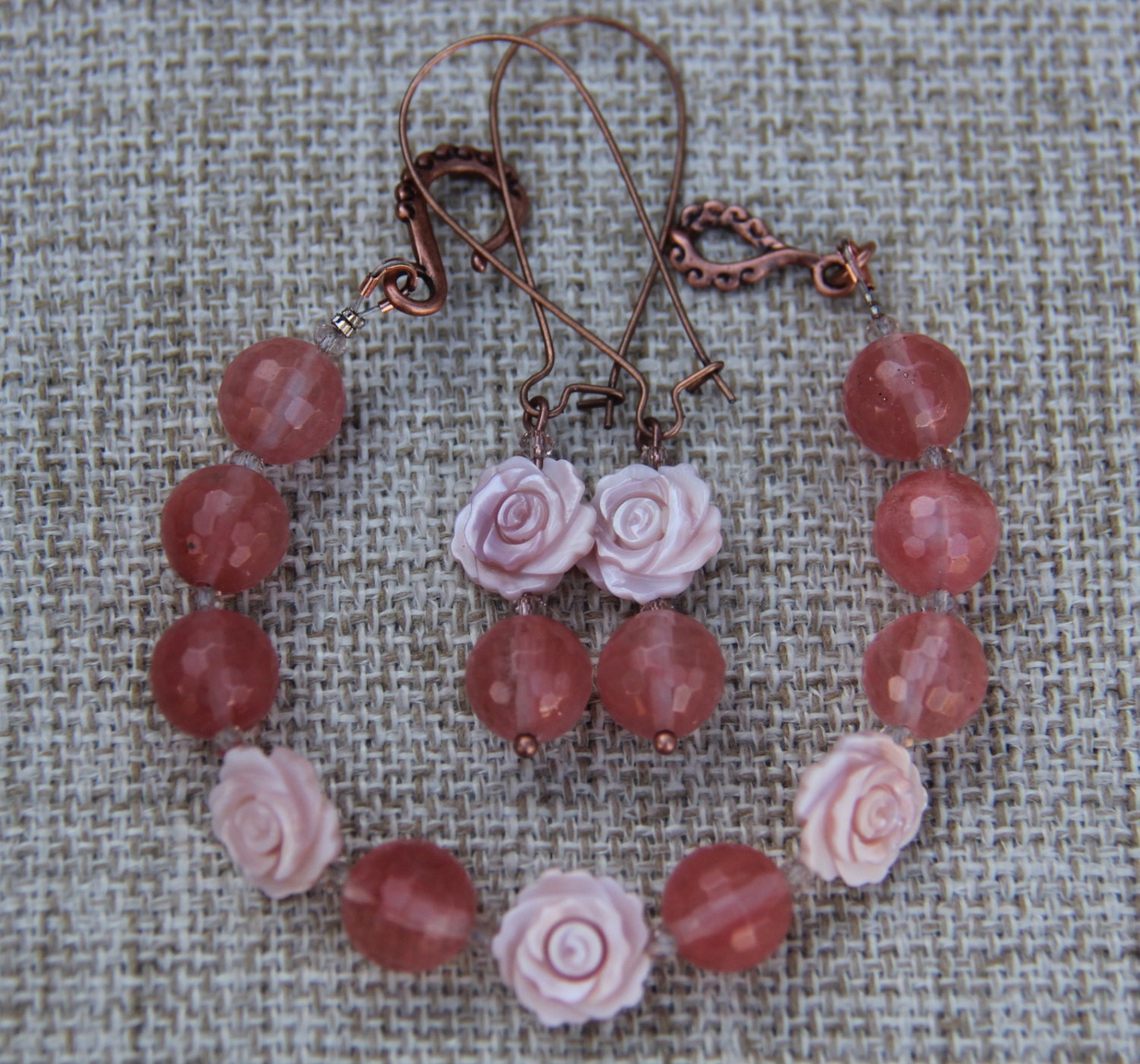 Rosa Rose Cherry Quarz Und Geschnitzte Schale Armband Ohrringe Set Rosa Rose Cherry Quarz Und Geschnitzte Schale Armband Ohrringe Set von CosaPreciosa