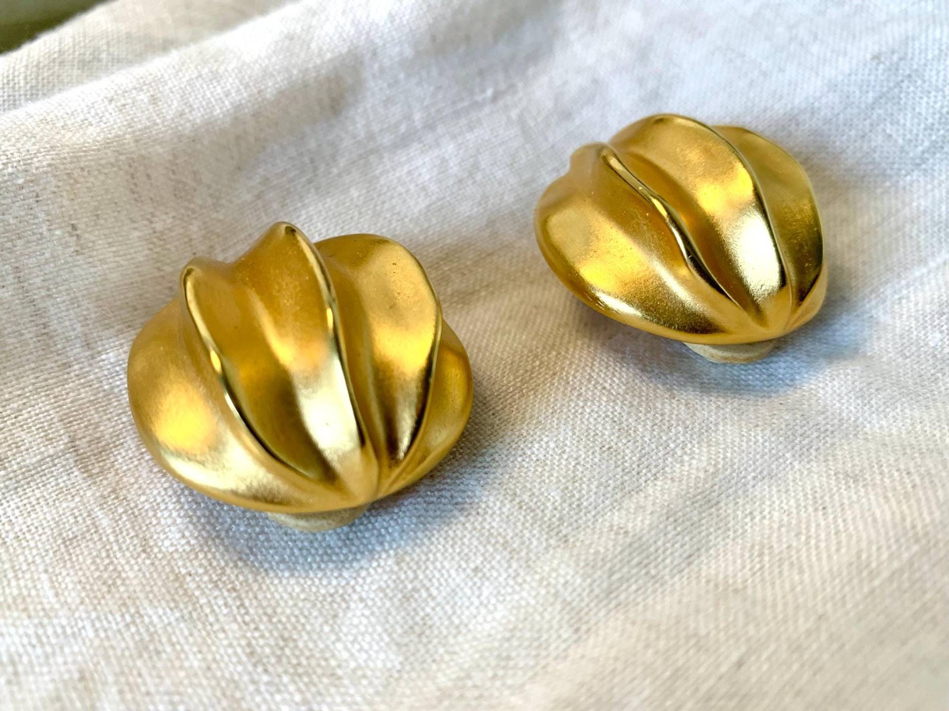Vintage Geometric Designer Runway Clip-On Earrings | Matte Gold Color 1980S von CosaTreasury