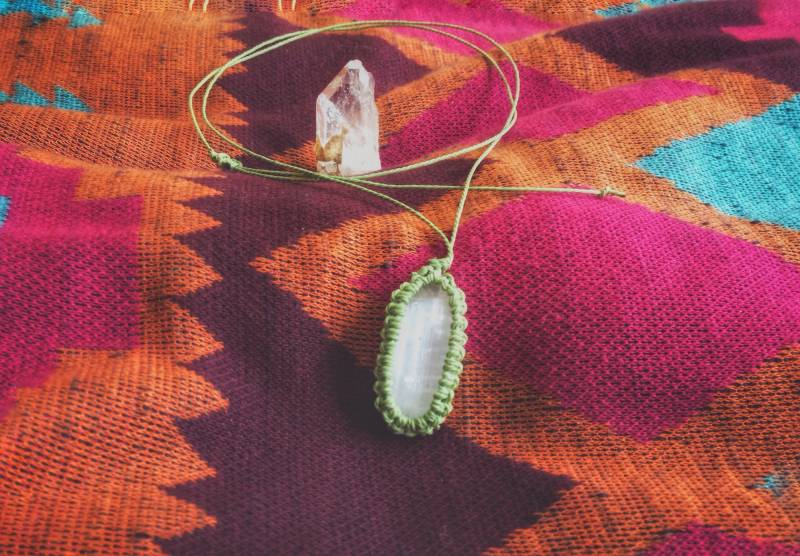 Selenit Halskette Grüner Gips Kristall, Boho Hippie Schmuck von CosmiaVision