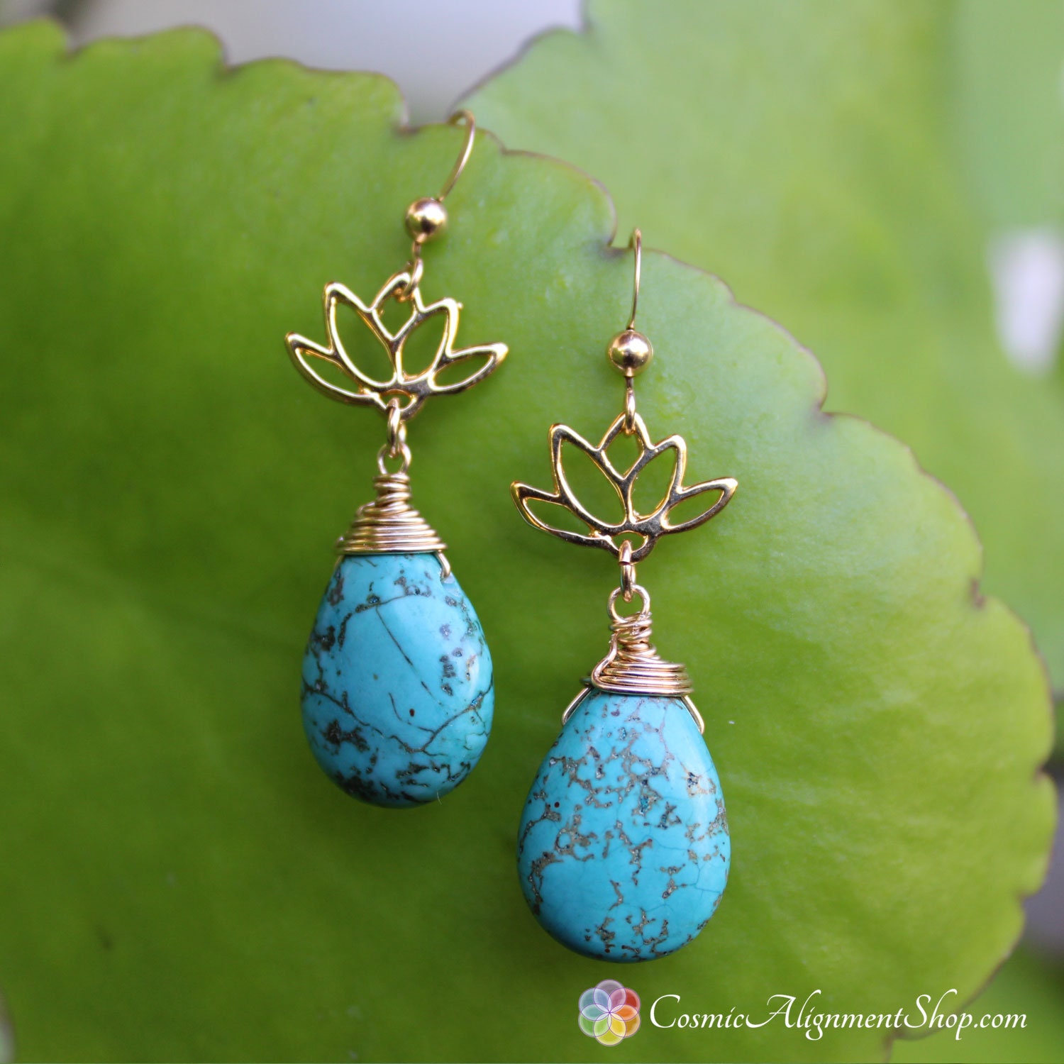 Blaue Howlith Teardrop Ohrringe Gold Lotus Flower, Handgefertigt in Hawaii Blaue Howlith Teardrop Ohrringe Gold Lotus Flower, Handgefertigt in Hawaii von CosmicAlignmentShop