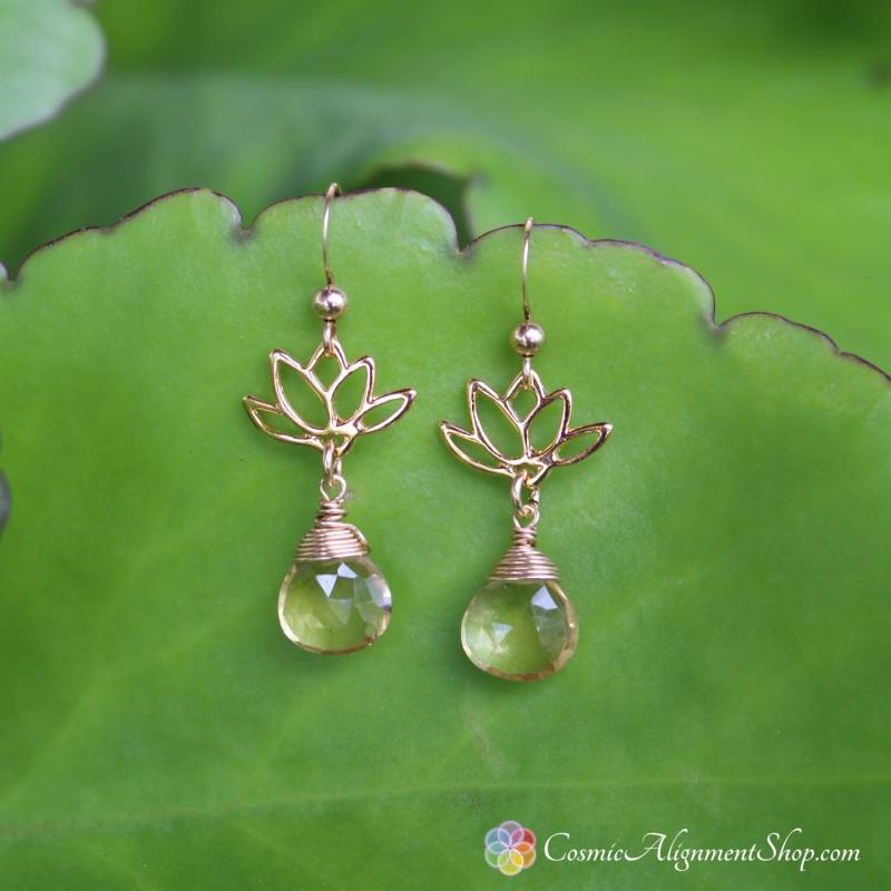 Gold Citrin Ohrringe | Lotusblüten Gelbe Edelstein Drahtgewickelte Boho Handgefertigt in Hawaii von CosmicAlignmentShop
