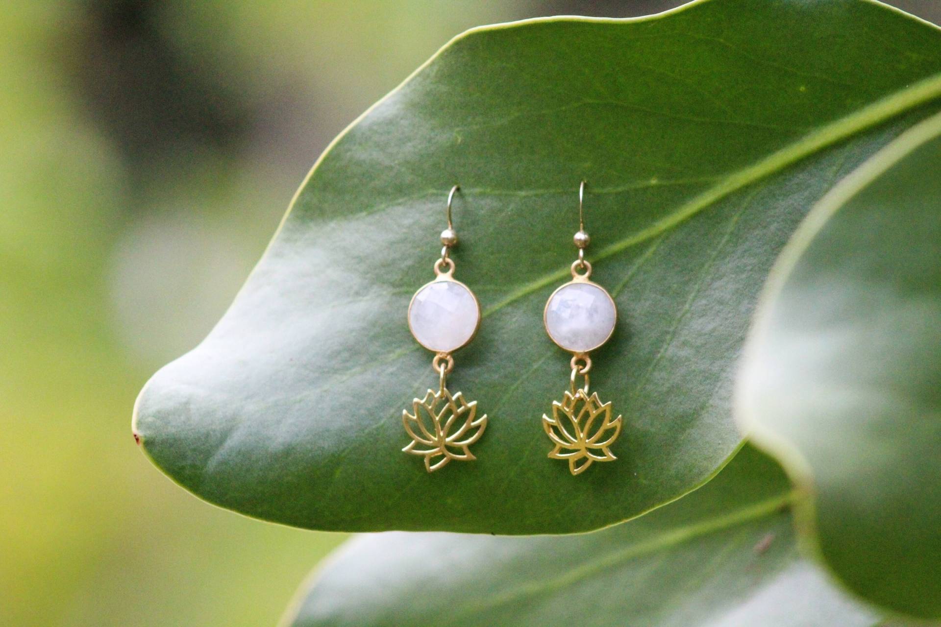 Gold Lotus Flower Ohrringe Regenbogen Mondstein Baumeln, Made in Hawaii Gold Lotus Flower Ohrringe Regenbogen Mondstein Baumeln, Made in Hawaii von CosmicAlignmentShop