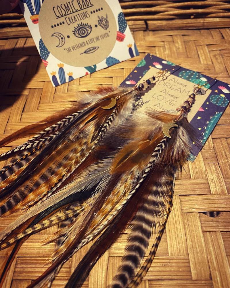 Sie Ist Eine Babe Federohrringe || Mond Ohrringe Kristalle Federn Boho Fest Einzigartig Wildes Kind von CosmicBabeCreations