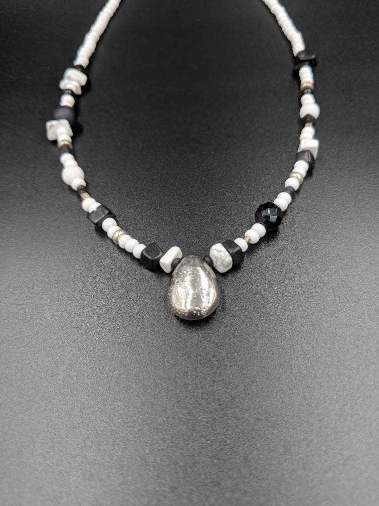 Natur Schwarz-Weiß Stein Perlenkette Pyrit Anhänger Narren Gold Schmuck Boho Perlenarbeit Accessoire Onyx Natur Schwarz-Weiß Stein Perlenkette Pyrit Anhänger Narren Gold Schmuck Boho Perlenarbeit Accessoire Onyx von CosmicEarthCrystals