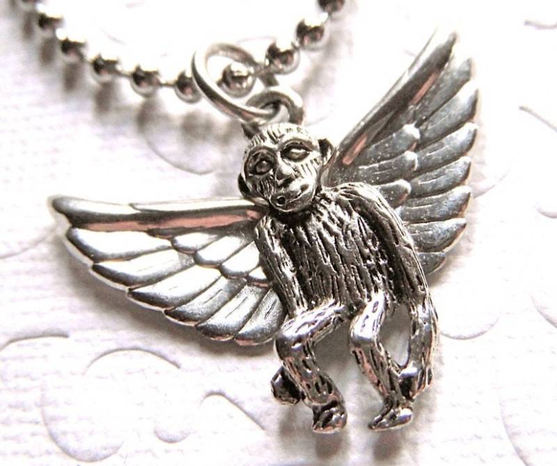 Kleine Fliegende Affe Halskette Zauberer Von Oz Inspiriert Kleine Versilberte Metall Kitsch Kostüm Schmuck Wicked Handgefertigte Kunstfertige von CosmicFirefly
