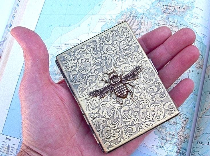 Metall Zigarettenetui Antik Messing Bienen Etui Vintage Inspiriert Jugendstil Gothic Viktorianisch Steampunk Stil Große Schlanke Kartenetui von CosmicFirefly