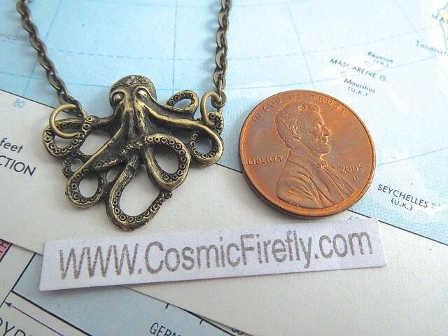 Winzige Oktopus Halskette Miniatur Messing Kleine Größe Petite Steampunk Mädchen von CosmicFirefly