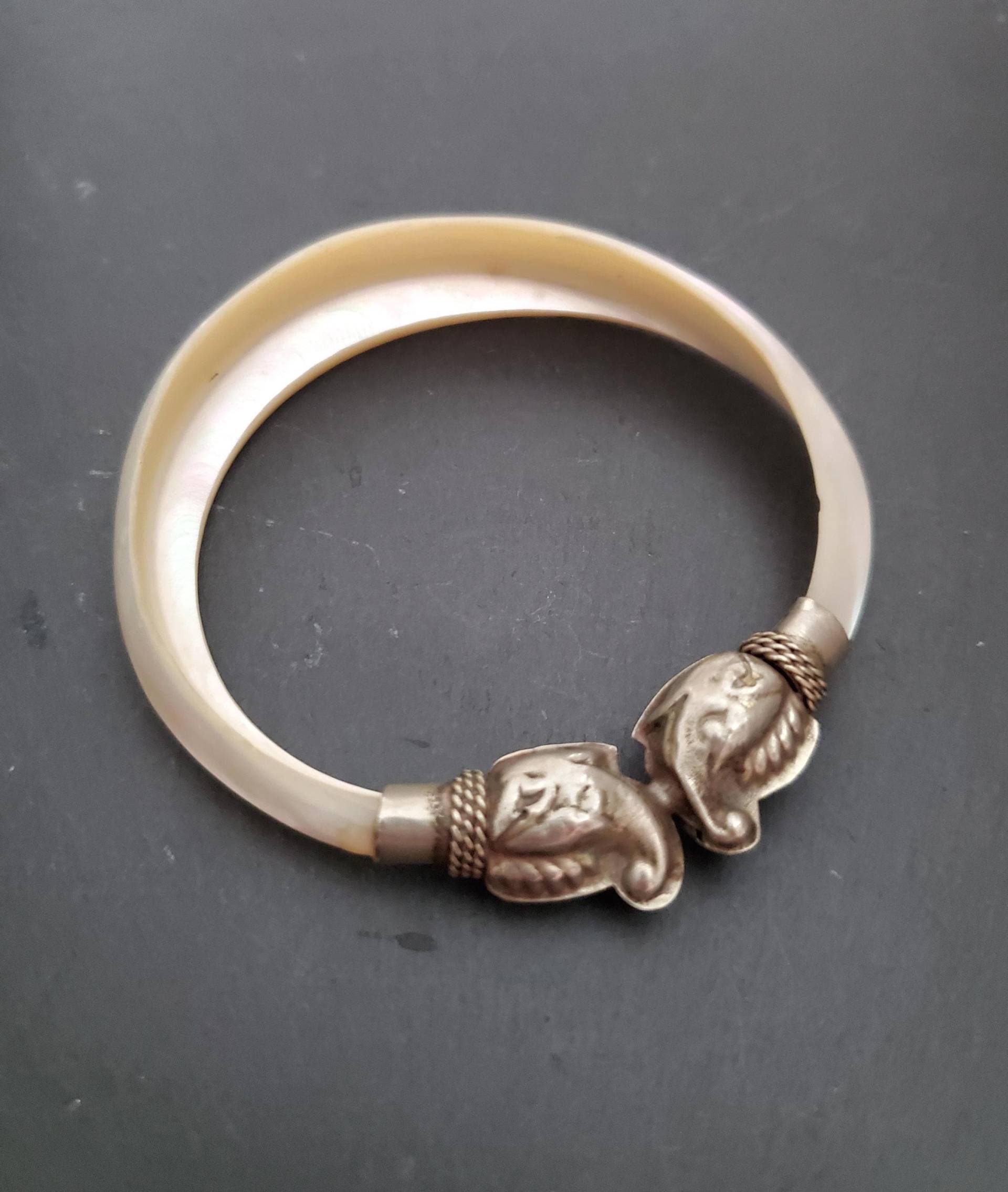 Elefanten Kopf Armreif Mit Perlmuttperlen von CosmicNorbu