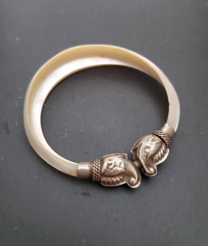 Elefanten Kopf Armreif Mit Perlmuttperlen von CosmicNorbu