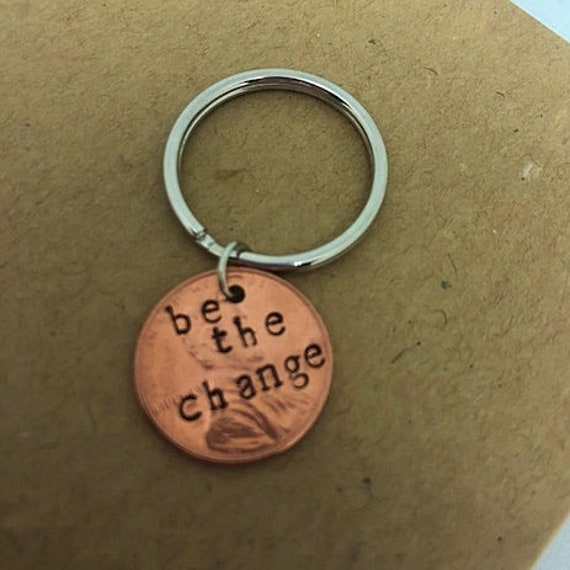Be The Change Glückspfennig Schlüsselanhänger Geschenk, Handgestempeltes Penny Glückspfennig, Schlüsselanhänger, Sei Die Veränderung Be The Change Glückspfennig Schlüsselanhänger Geschenk, Handgestempeltes Penny Glückspfennig, Schlüsselanhänger, Sei Die Veränderung von CosmicSoupp