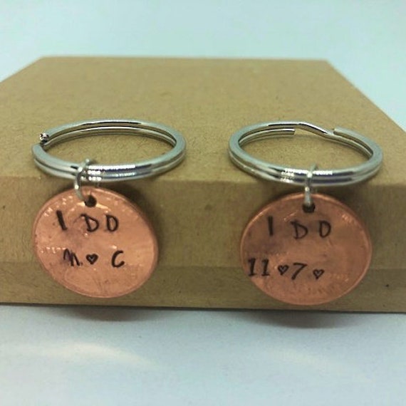 Custom I Still Do Penny Schlüsselanhänger, Geschenk Für Mann, Frau, Sie, Jahrestag Geschenk, Keychain Custom I Still Do Penny Schlüsselanhänger, Geschenk Für Mann, Frau, Sie, Jahrestag Geschenk, Keychain von CosmicSoupp