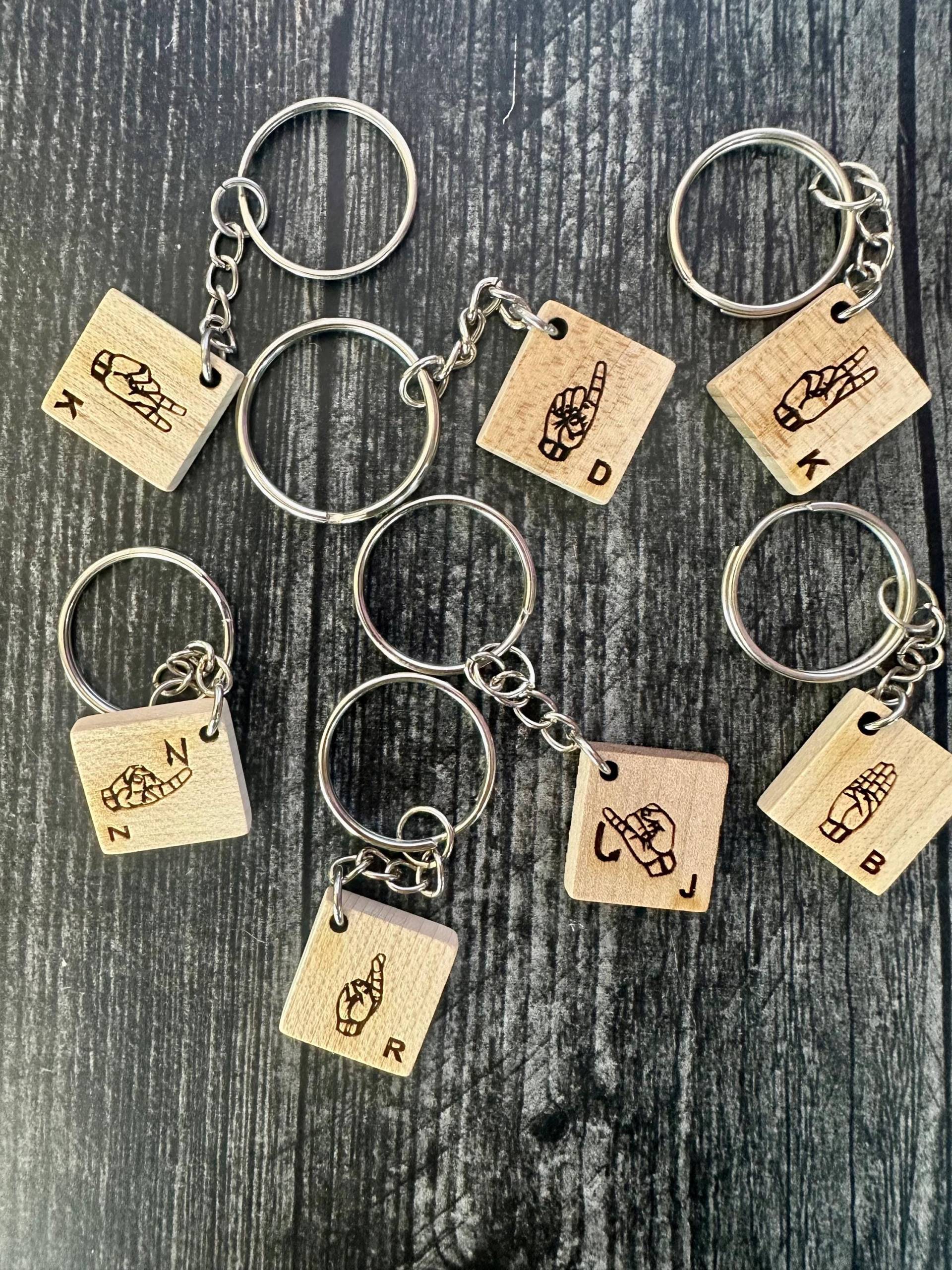 Gebärdensprache Alphabet Schlüsselanhänger | Amerikanisch, Asl Scrabble Tile Schlüsselanhänger, Taschenanhänger, Initiale Dolmetscher Geschenk Gebärdensprache Alphabet Schlüsselanhänger | Amerikanisch, Asl Scrabble Tile Schlüsselanhänger, Taschenanhänger, Initiale Dolmetscher Geschenk von CosmicSoupp