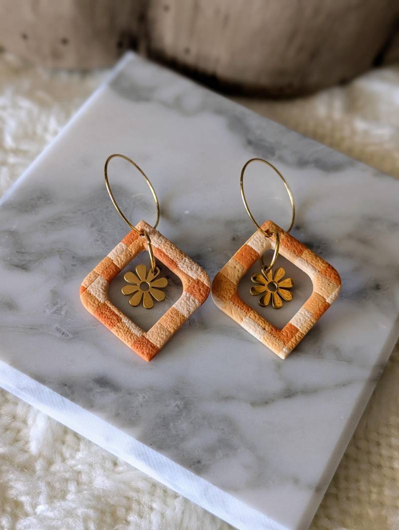Retro Ohrringe Mit Blumen | Handgemachte Orange-Karierte Statement-Ohrringe von CosmiclayDesigns