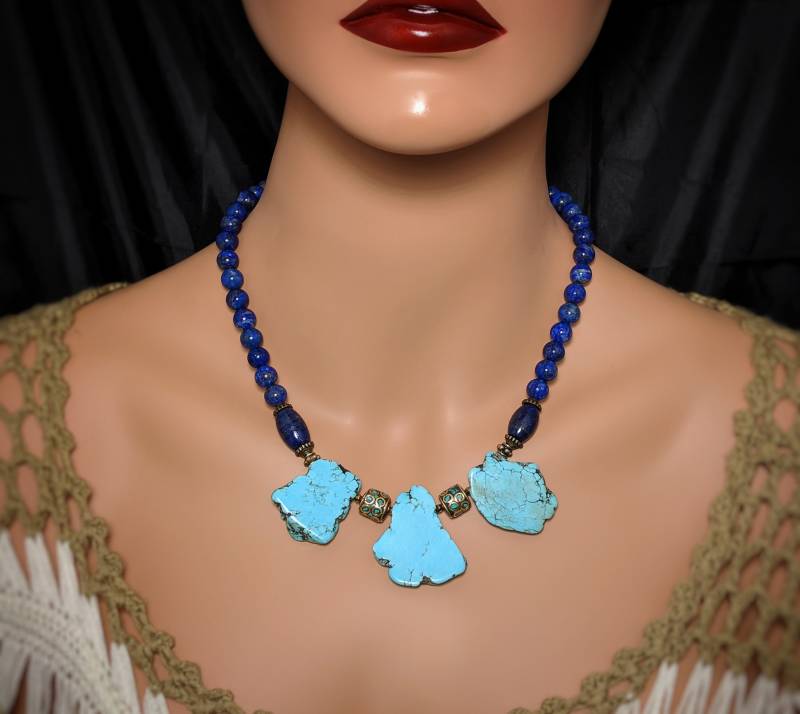 Blau Türkis Halskette Mit Scheiben. Natürliche Echte Lapislazuli Blau Türkis Statement Halskette. Nepalis Messing Perlen Blau Türkis Halskette Mit Scheiben. Natürliche Echte Lapislazuli Blau Türkis Statement Halskette. Nepalis Messing Perlen von Cosmo888