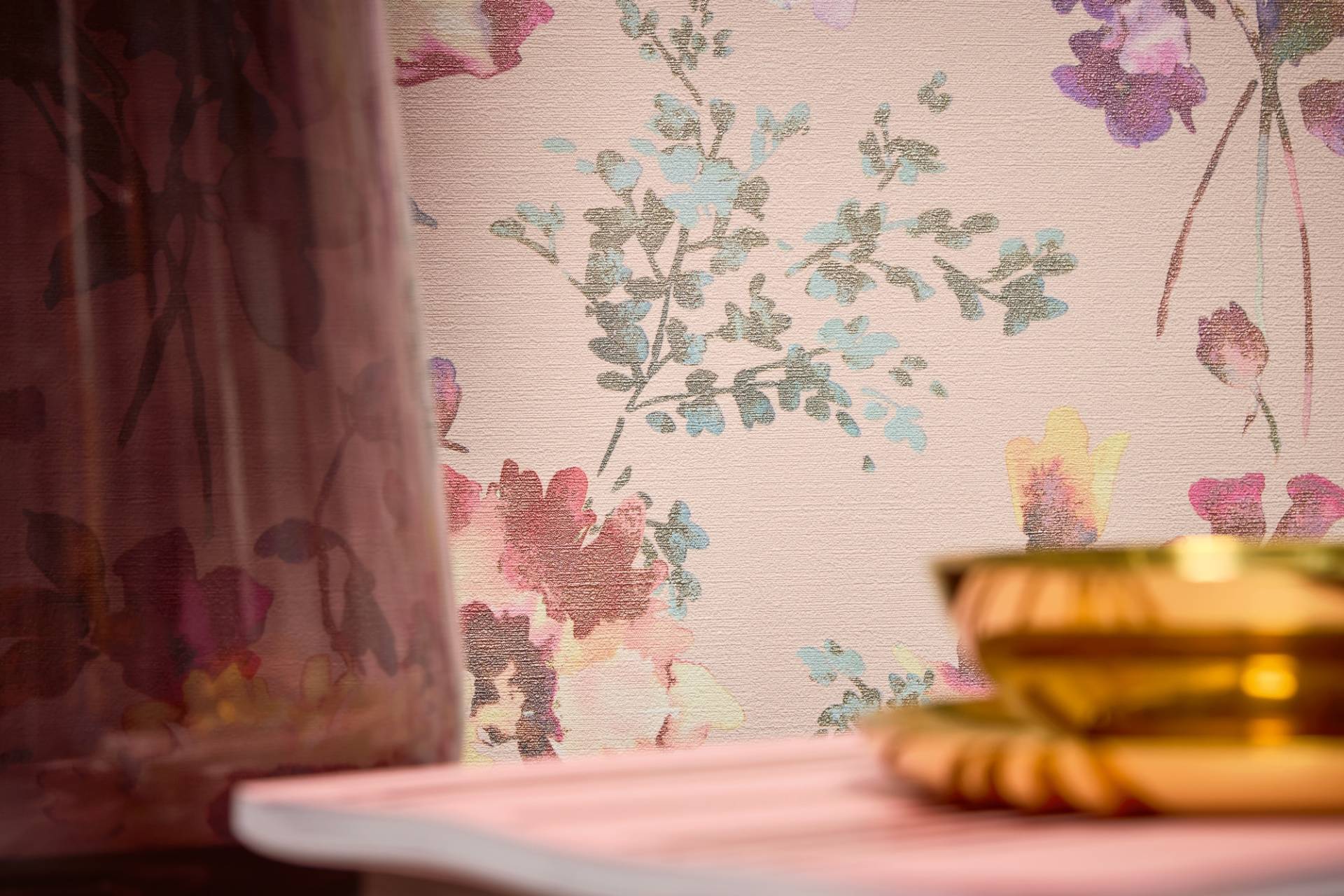 CosmoLiving by Cosmopolitan Vliestapete "Petal Poetry – Aquarell-Blumentapete" matt strukturiert von Cosmoliving By Cosmopolitan