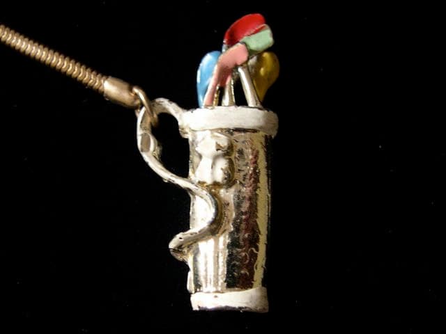 Jahrgang Schlüssel Ring, 1950, 1960, Golf Tasche Mit Clubs, Silber Getönten Mehrfarbiger Zahnschmelz, Goldkette Und Ring von CostumeConsortium