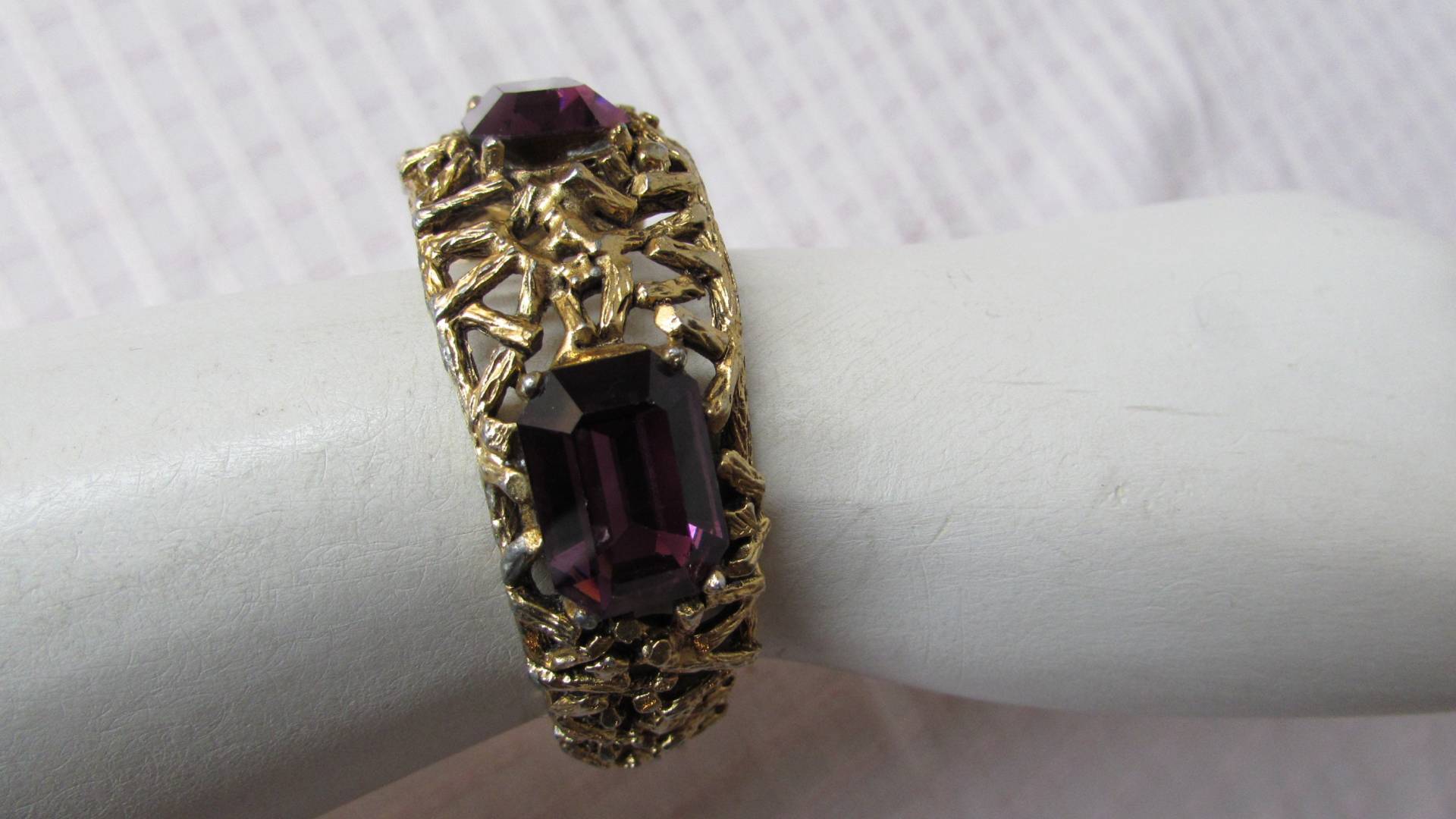 Sehen Sie Sich Die Swiss Made Vintage Mechanical/Wind Up Bracelet Purple Rhinestones Goldtone Ornate Works Jahrgang Sehen Sie Sich Die Swiss Made Vintage Mechanical/Wind Up Bracelet Purple Rhinestones Goldtone Ornate Works Jahrgang von CostumeJEWELRYHunter