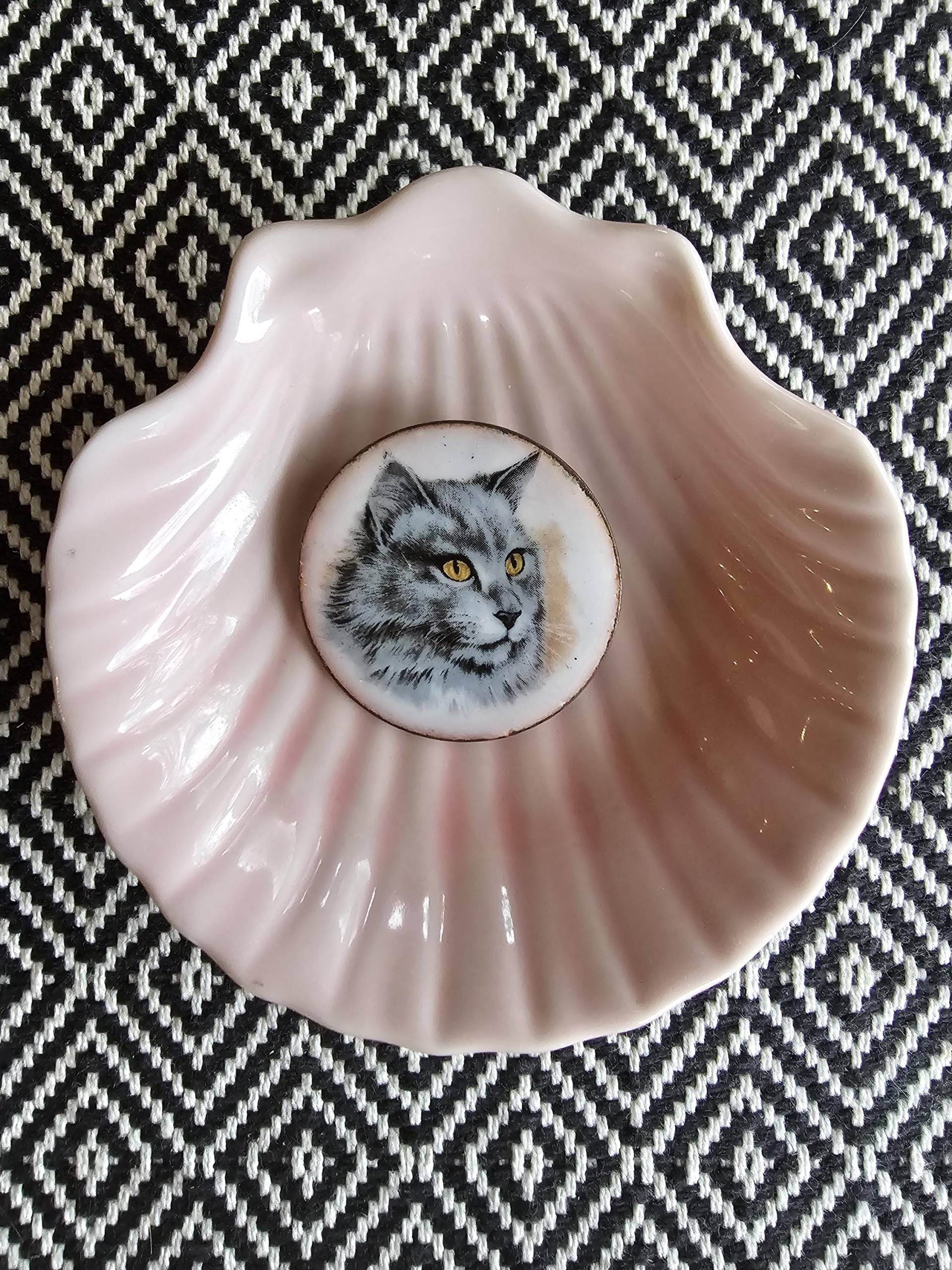 Alte Emaillebrosche von CostumeLoveRealities