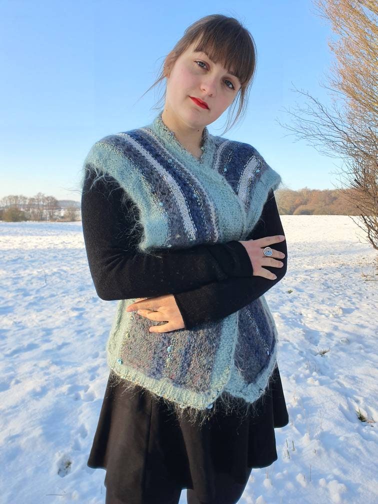 Elegante, Meeresfarbene, Schimmernde Strickweste Handarbeit, Gr.42 von CostumeLoveRealities