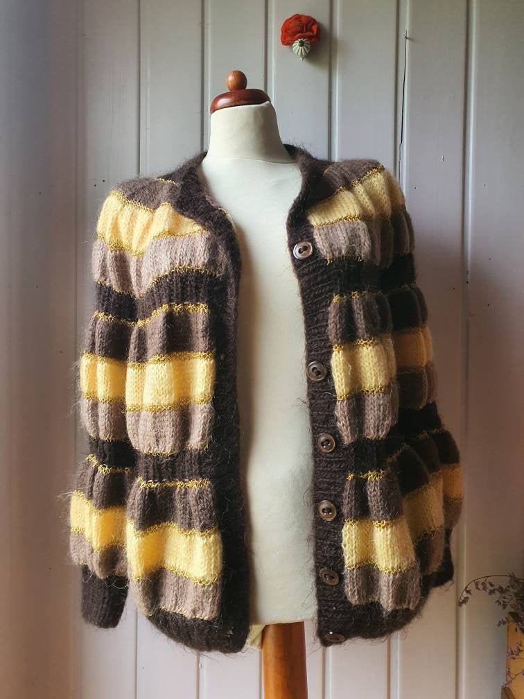 Elegante Handarbeit, Flauschige Strickjacke in Warmen Farben, Gr.l von CostumeLoveRealities