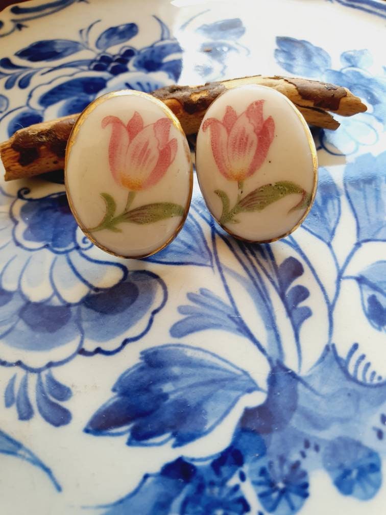 Ganz Alte, Handbemalte Bezaubernde Porzellan Ohrclips Mit Drehverschluss Und Goldrand, Cabochon von CostumeLoveRealities