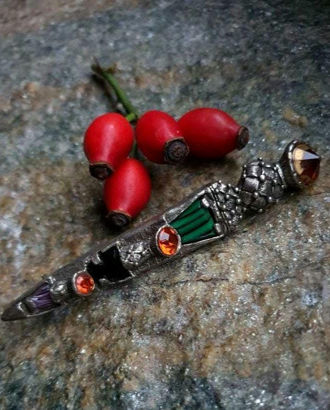 Große Und Schwere Vintage Brosche Mit Halbedelsteinen Besetzt, Geflochtenes Metall von CostumeLoveRealities