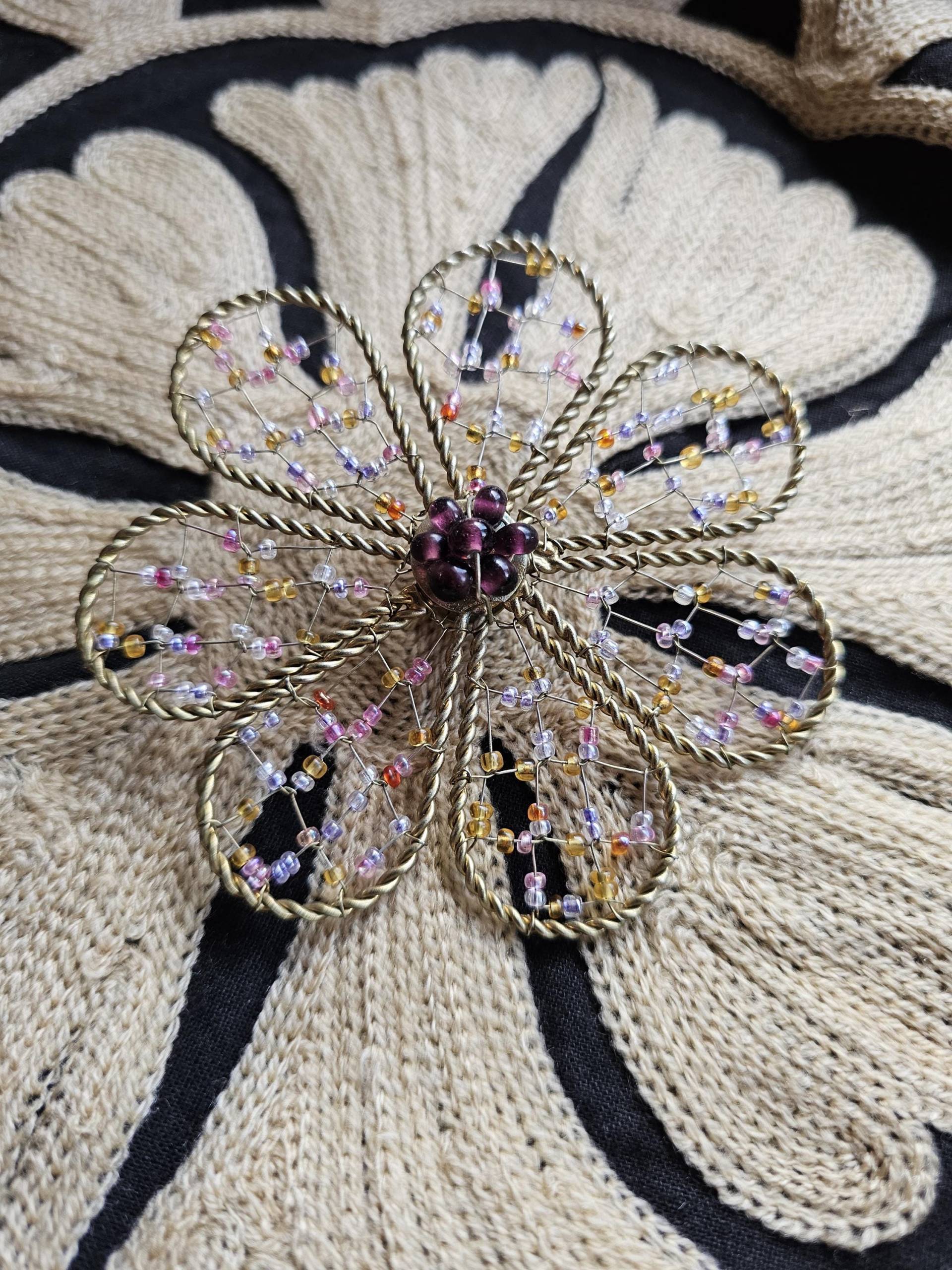 Großer Vintage Pin Drahtgeflecht Blüte Perlen von CostumeLoveRealities