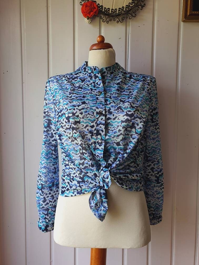 Leichte, Durchscheinende Vintage Bluse Mit Schmuckknöpfen Gr.40 von CostumeLoveRealities