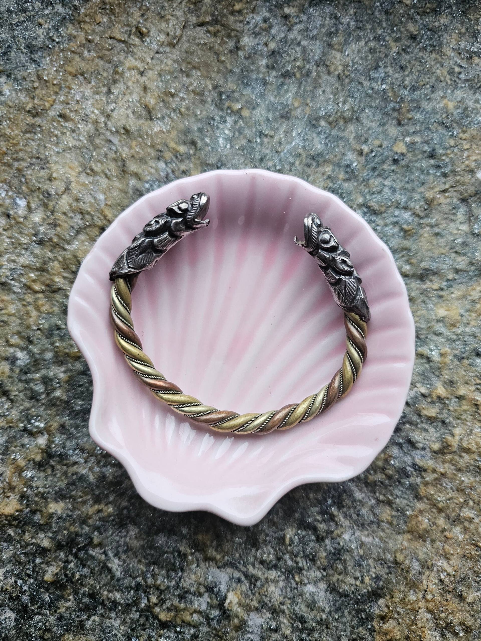 Massiver Armreif, Drachenkopf, Messing, Bronze Vintage Schmale Handgelenke von CostumeLoveRealities