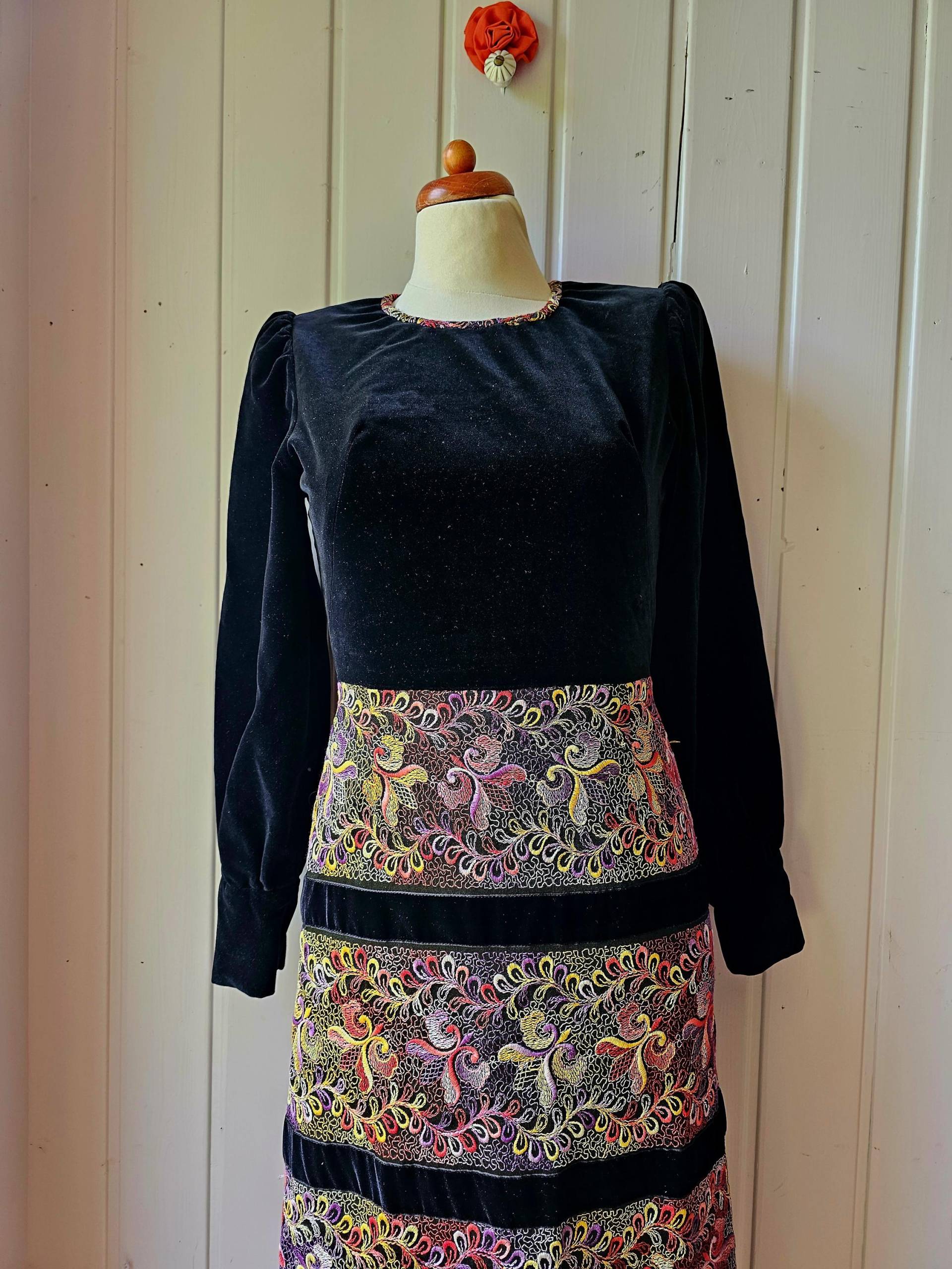 Samt Und Stickerei, Vintage Folklore Gr.36/38 von CostumeLoveRealities