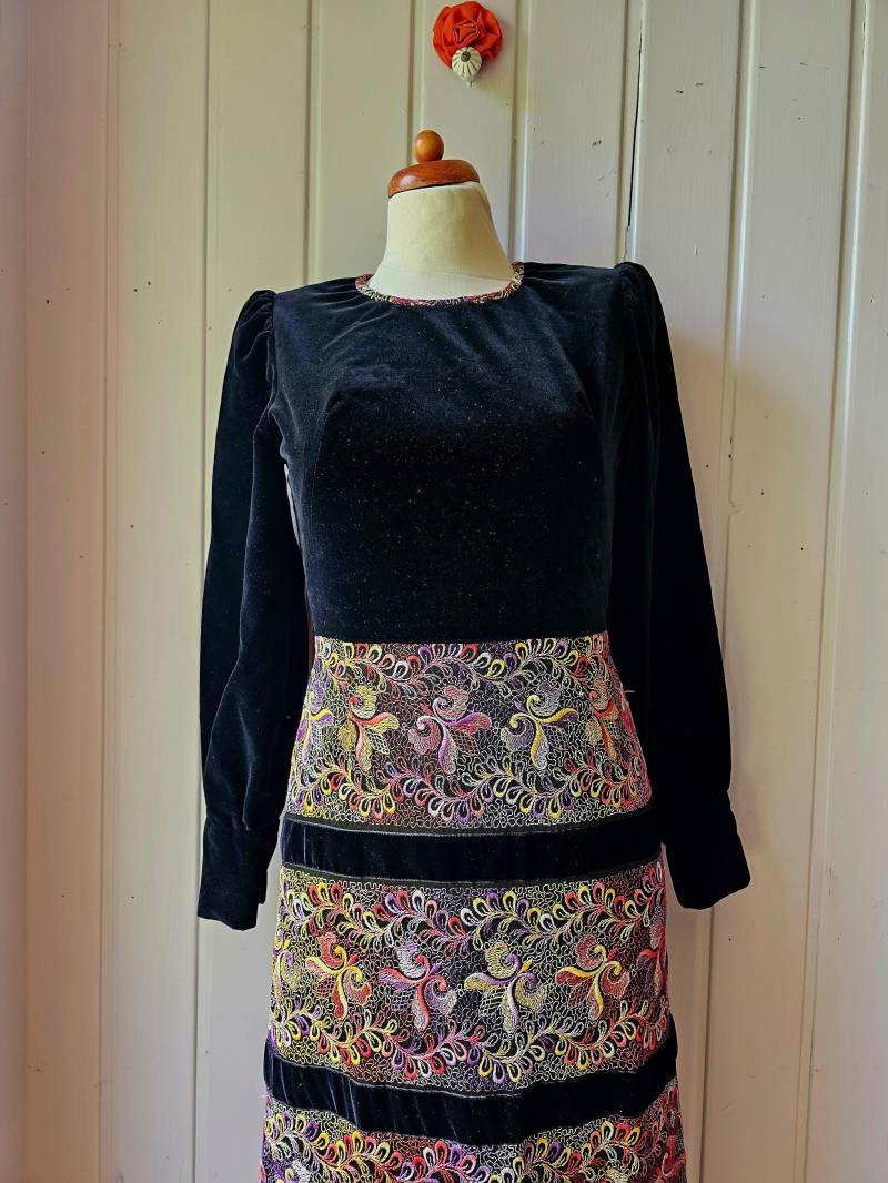 Samt Und Stickerei, Vintage Folklore Gr.36/38 von CostumeLoveRealities