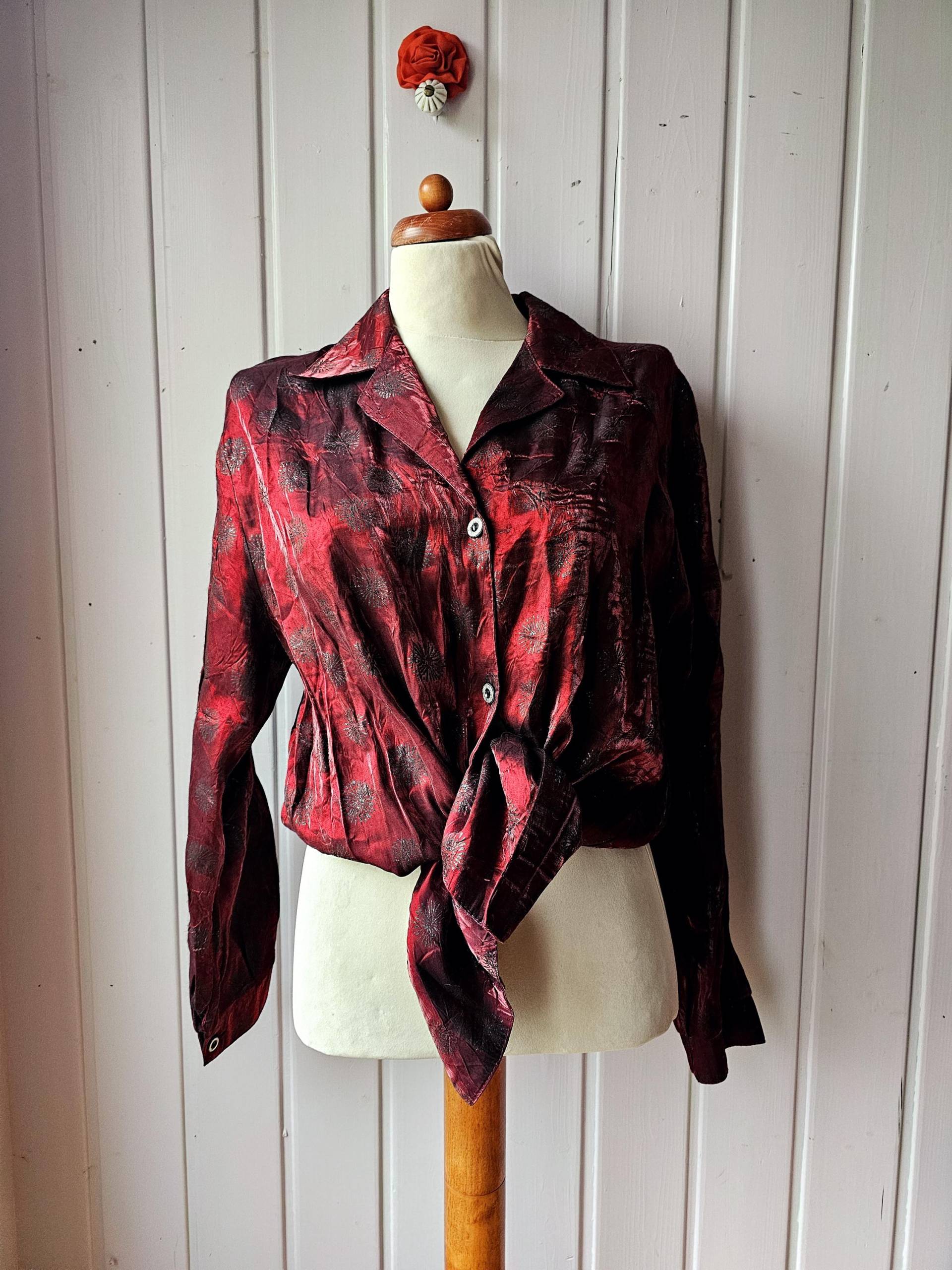 Satin Bluse in Tiefrot Mit Schimmernden Sternen, Gr.40/42 Marta von CostumeLoveRealities