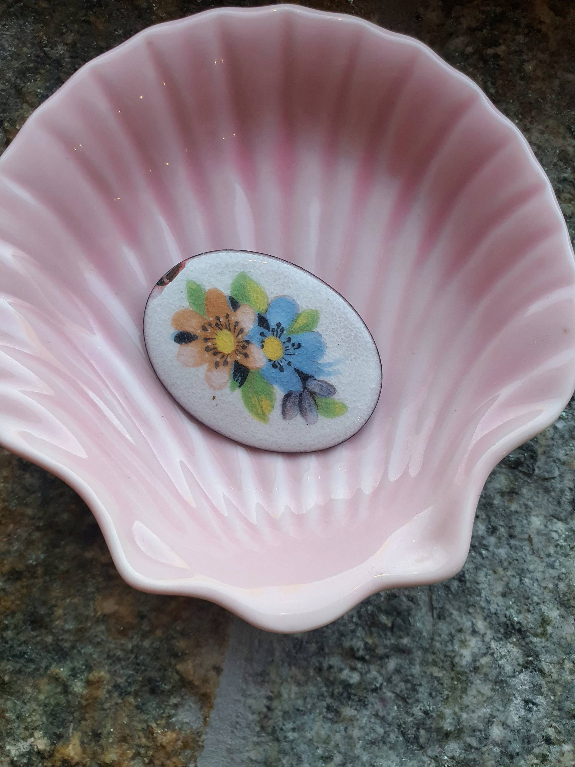 Vintage Emaille Brosche Mit Blumen von CostumeLoveRealities