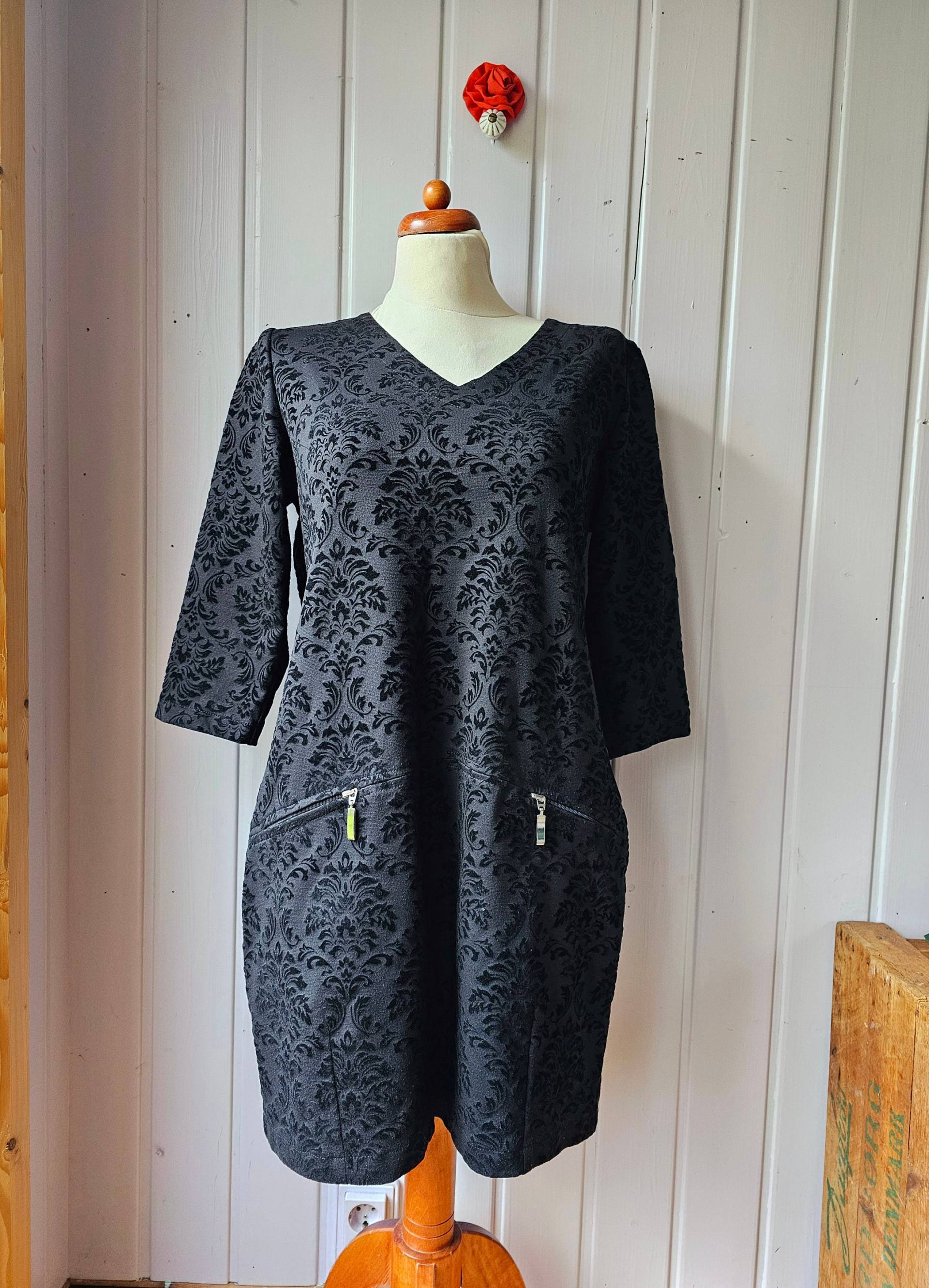 Vintage Kleid Mit V Ausschnitt, Ornamentaler Druck, Gr 40 Willi's Hamburg Vintage Kleid Mit V Ausschnitt, Ornamentaler Druck, Gr 40 Willi's Hamburg von CostumeLoveRealities