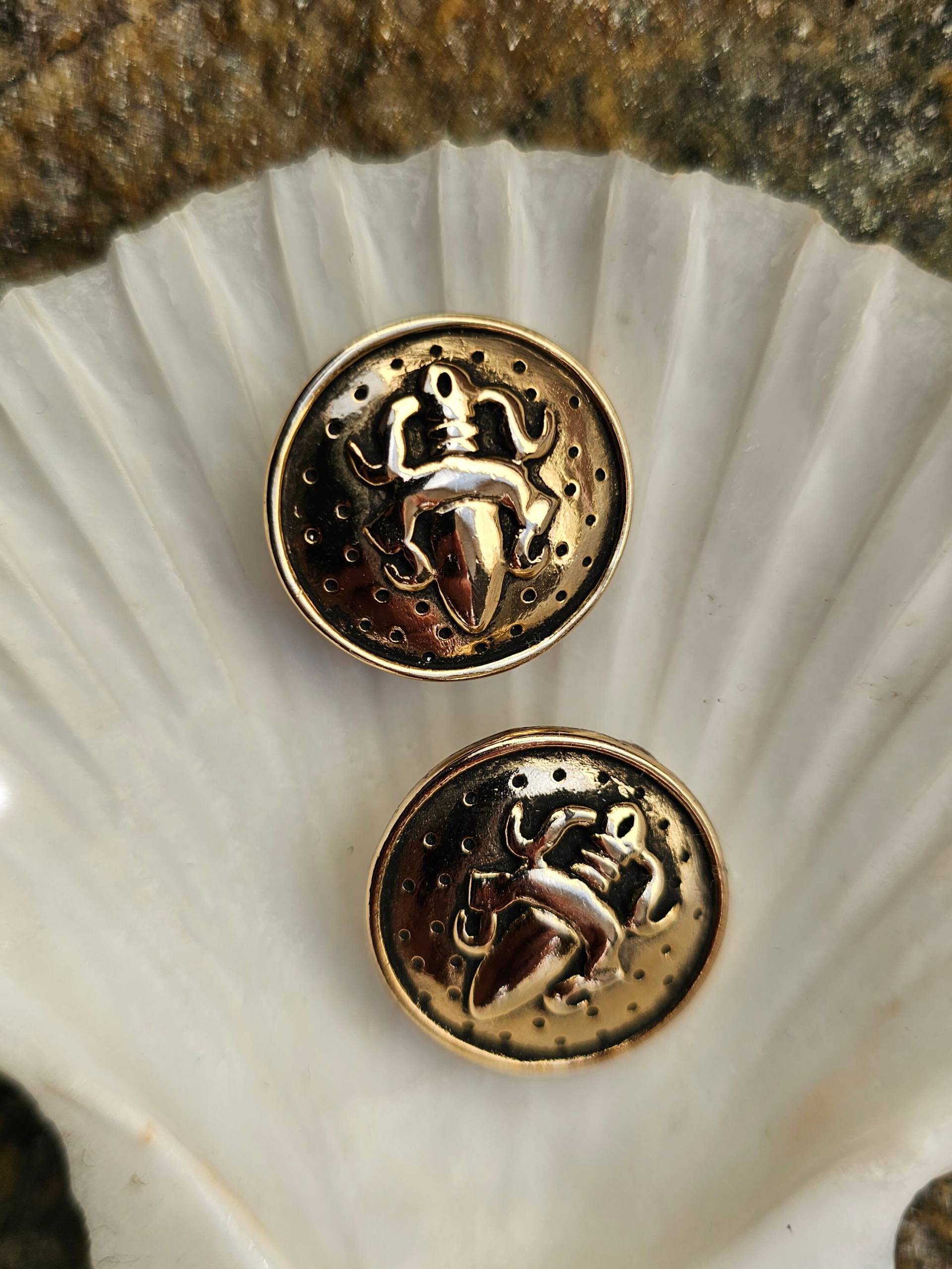 Vintage Ohrclips, Wappen, Große Scheibe, Modeschmuck von CostumeLoveRealities