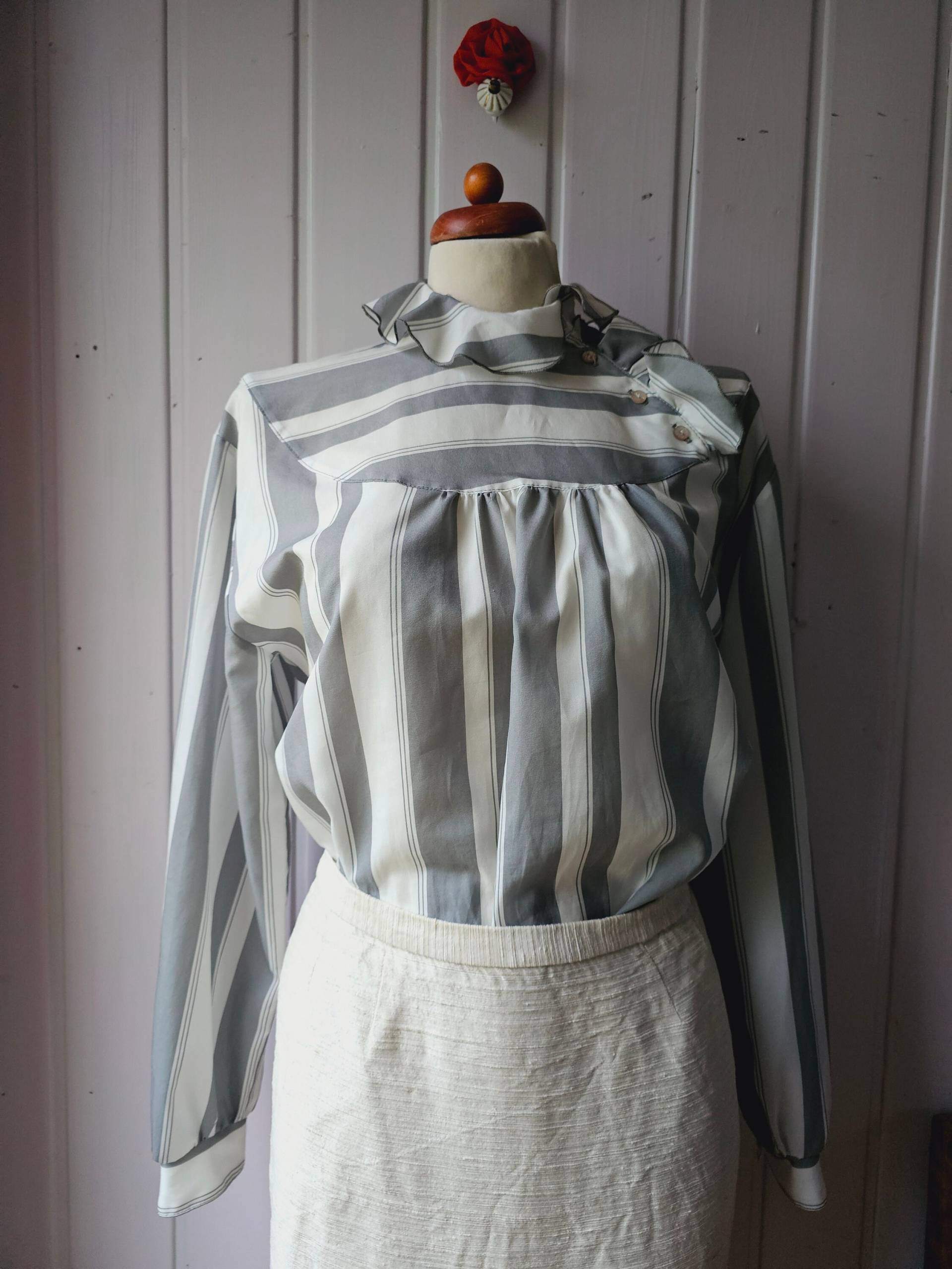 Vintage Schlupfbluse Mit Rüschenkragen, Gr.38/40 von CostumeLoveRealities