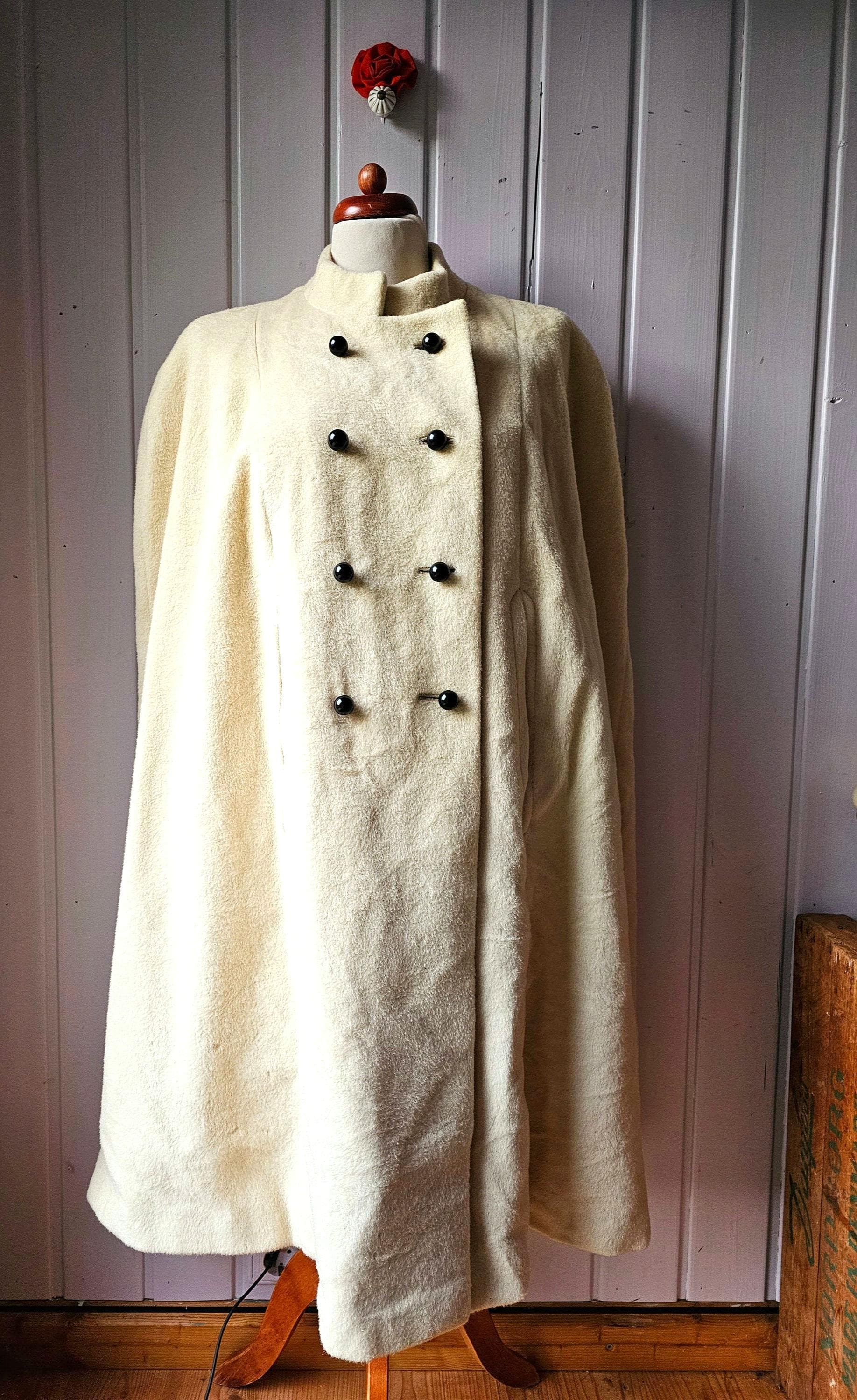 Vintage Schurwoll Cape Mit Kleinem Stehkragen Calw Créme 40/42/44 One Size von CostumeLoveRealities
