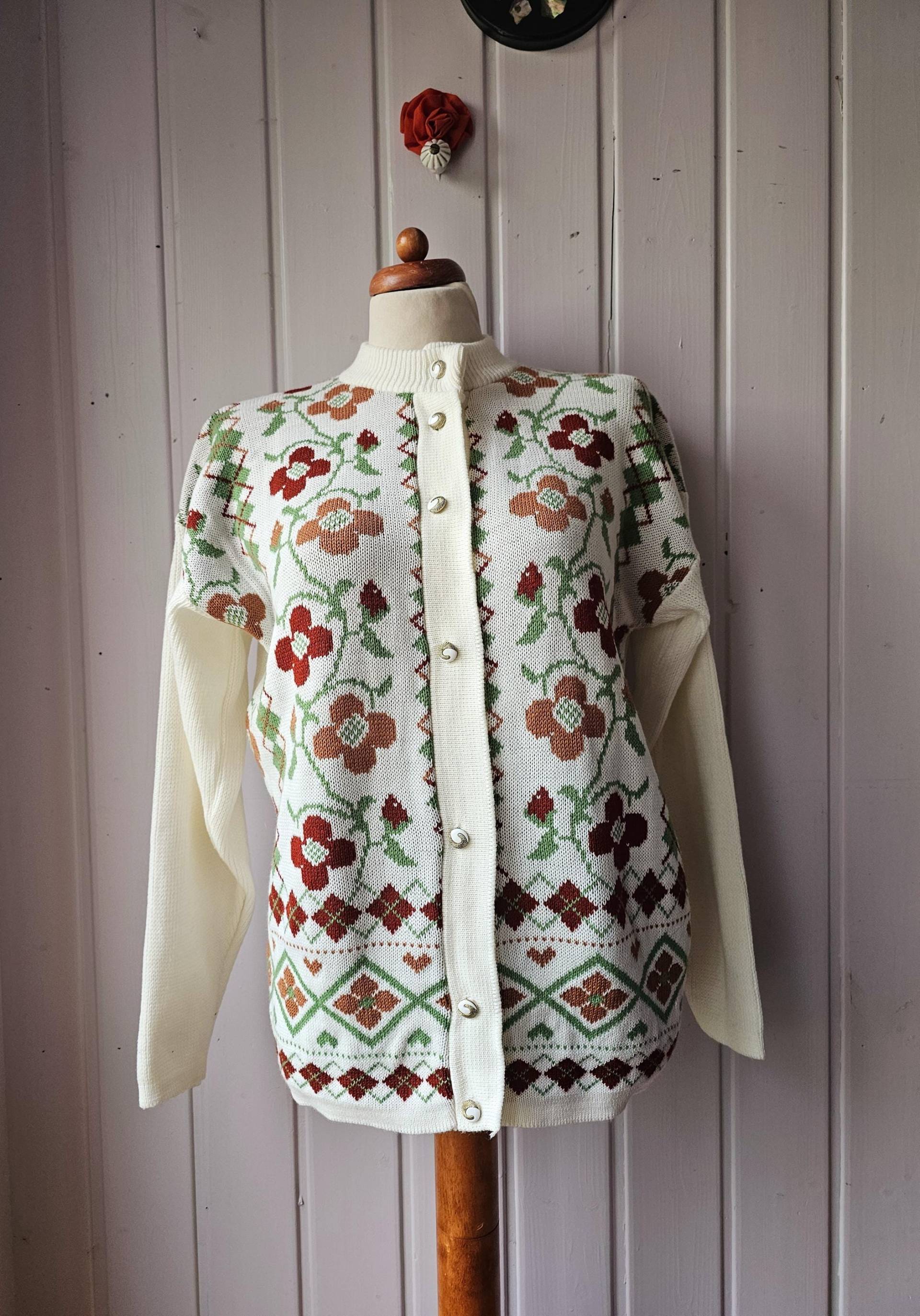 Vintage Strickjacke Mit Schmuckknöpfen, Gr.42 Made in England von CostumeLoveRealities