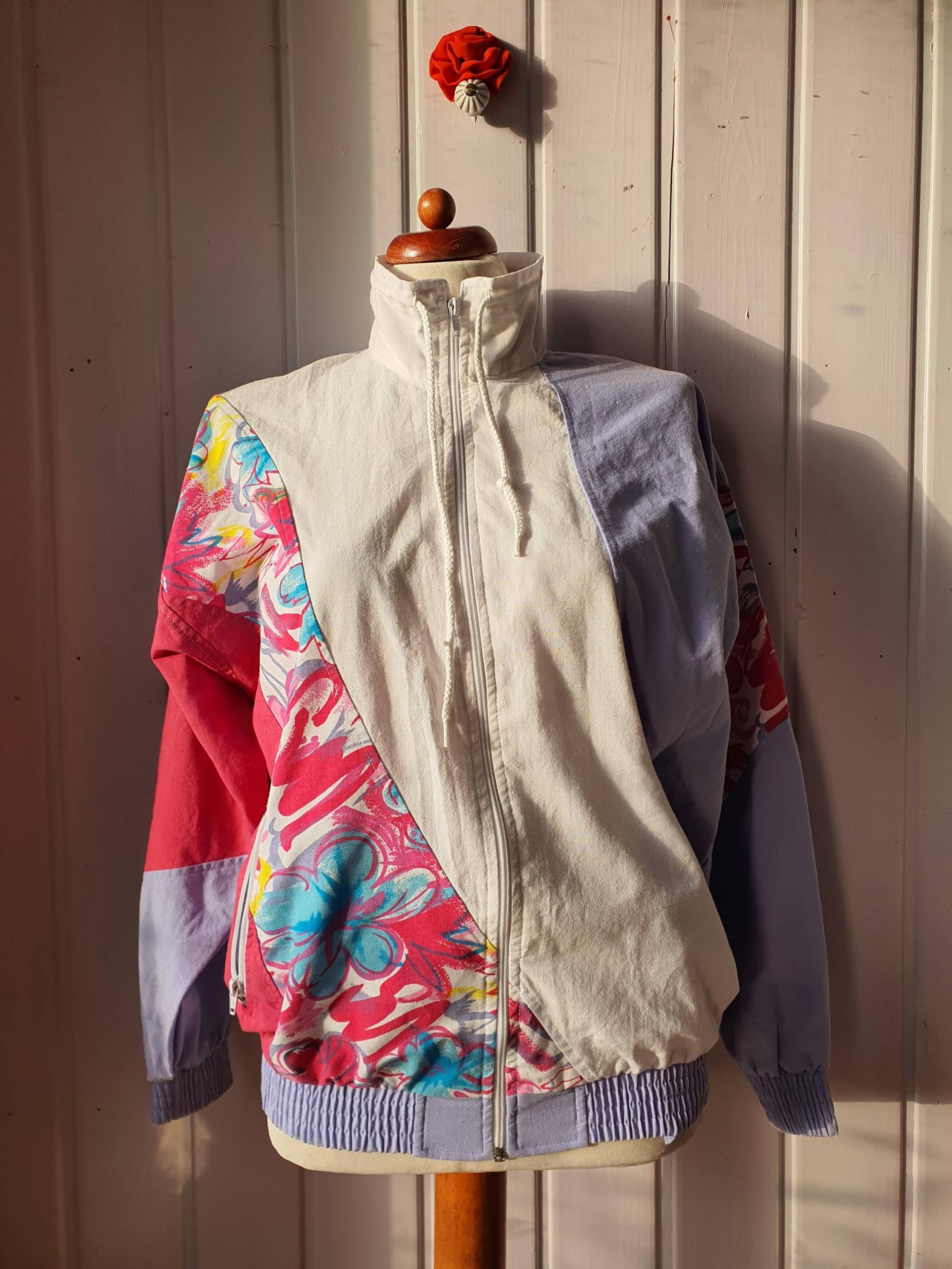 Vintage Trainingsjacke Mit Stehkragen, Gr.38/40 von CostumeLoveRealities