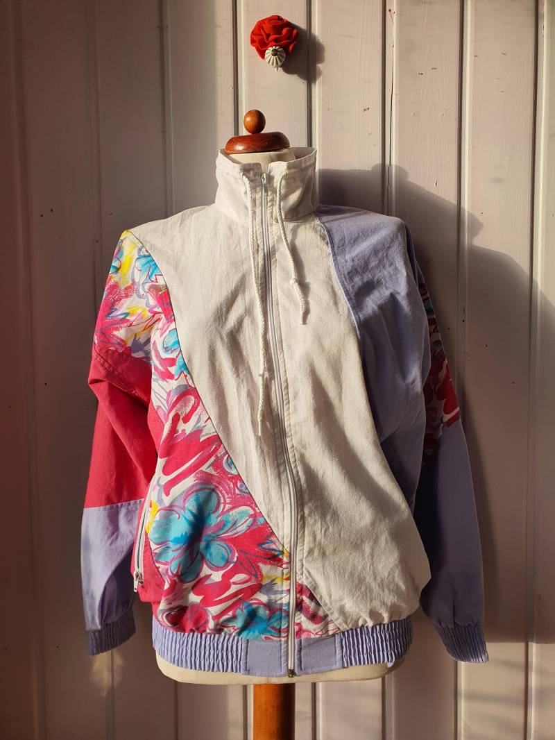Vintage Trainingsjacke Mit Stehkragen, Gr.38/40 von CostumeLoveRealities