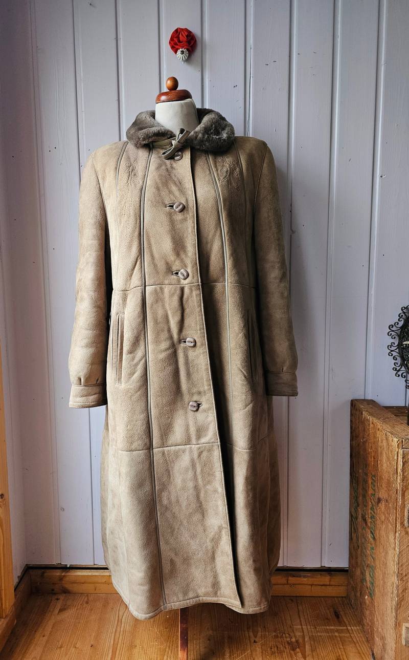 Warmer Wildledermantel Mit Stickerei Und Kleinem Kragen, Boho, Gr.40 /42 von CostumeLoveRealities