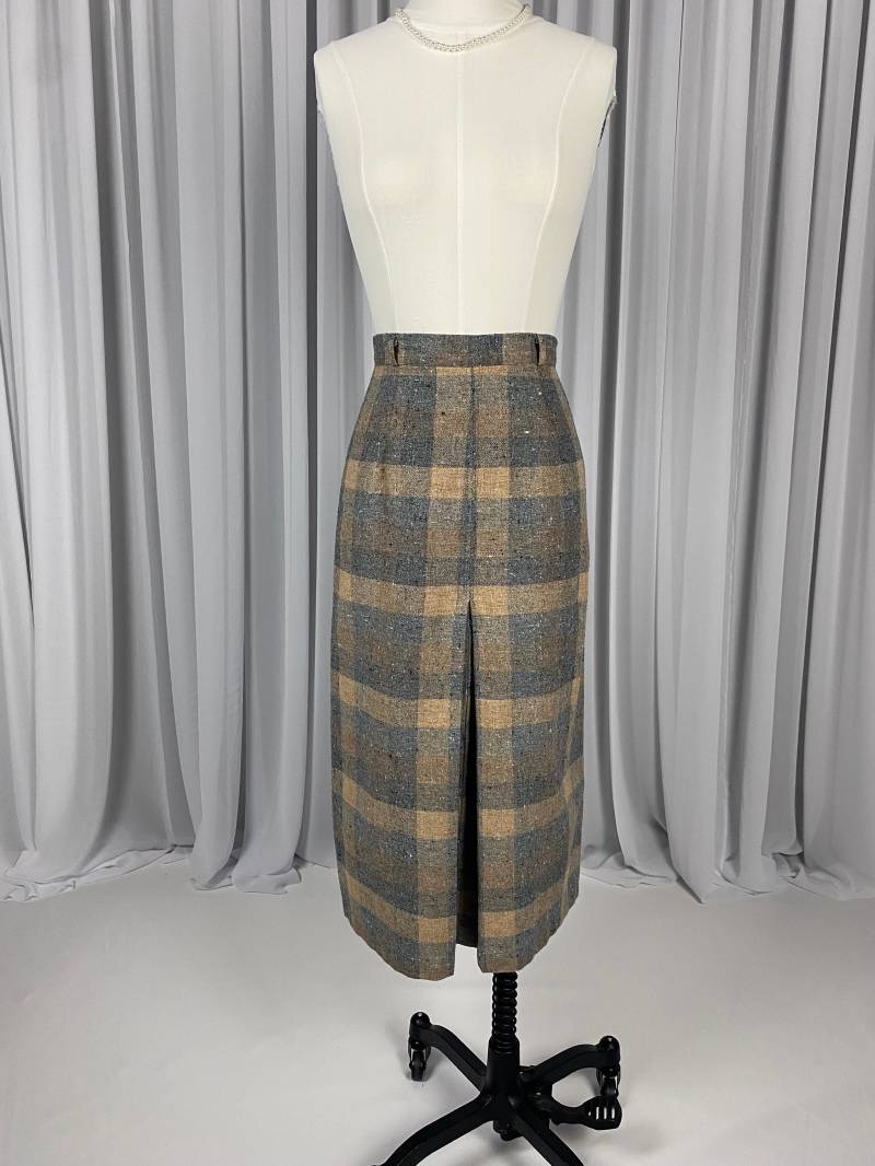 Vintage Ende Der 1970Er Anfang 1980Er Jahre Wolle Kariert Unter Dem Knie Ein Faltenrock Mit Gürtelschlaufen Und Schlitzknopf Bund von CostumeSouth