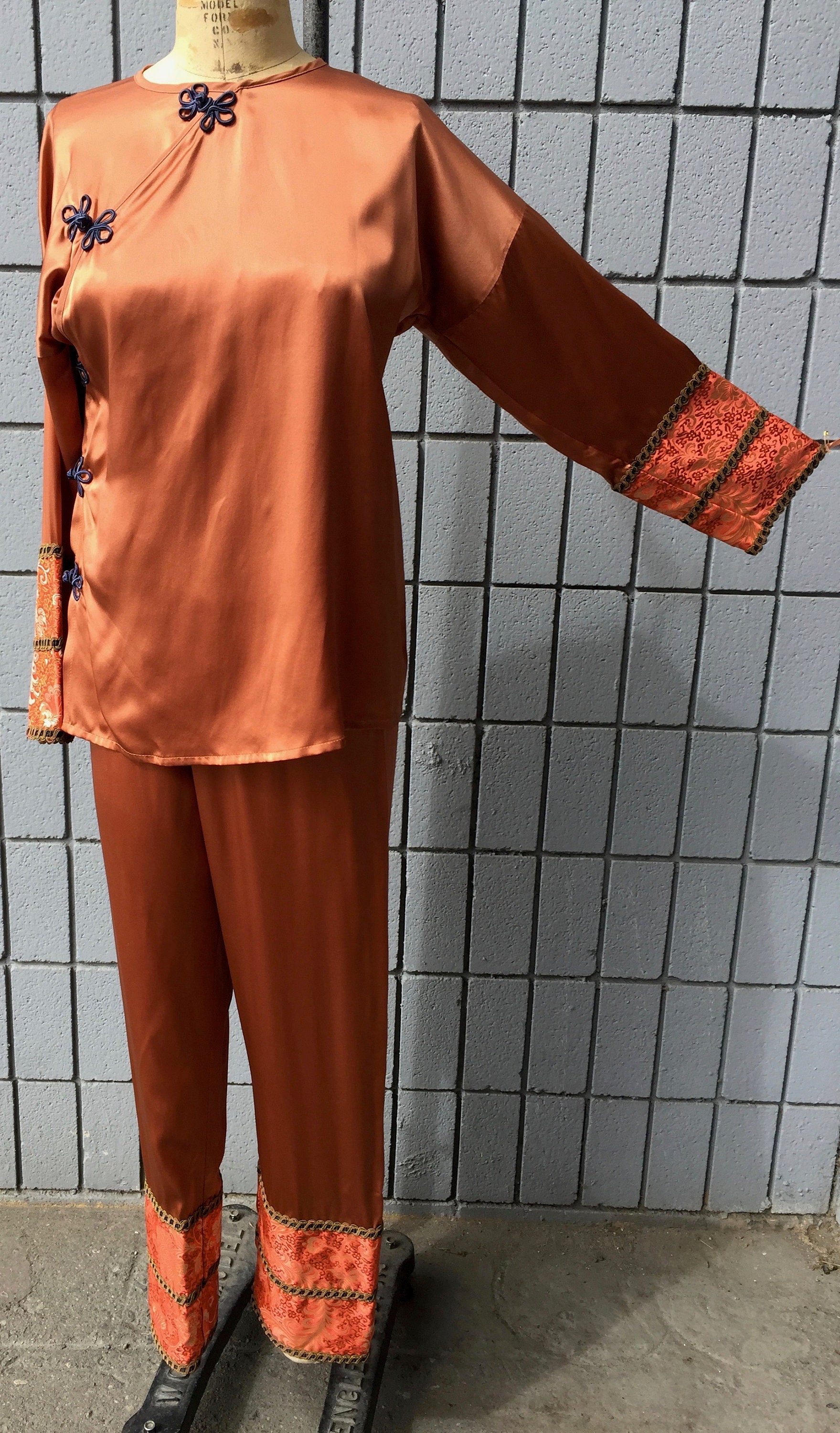 Qing Dynastie Kaiser Konkubine Rost Seide in Kleidung Pyjama Qing Dynastie Kaiser Konkubine Rost Seide in Kleidung Pyjama von CostumesUniqueCo