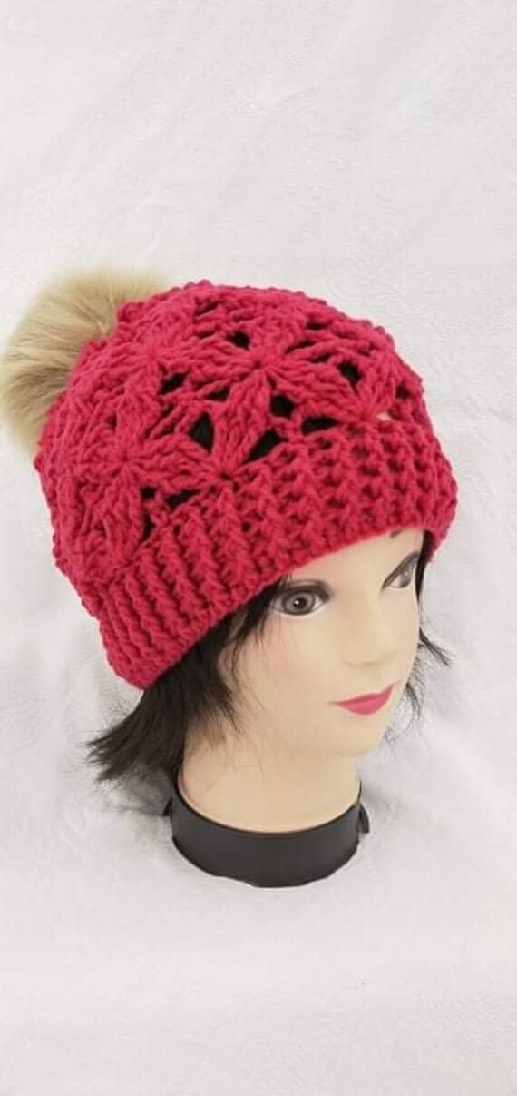 Damen Oder Mädchen Fuchsia Gehäkelte Blumendesign Beanie Mit Kunstfell Pom von CosyBabyau