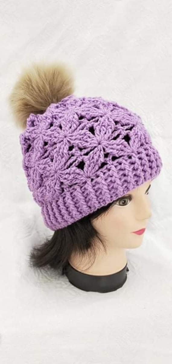 Damen Oder Mädchen Beanie Lavendel Gehäkelte Blumen Design, Mit Kunstfell Bommel von CosyBabyau